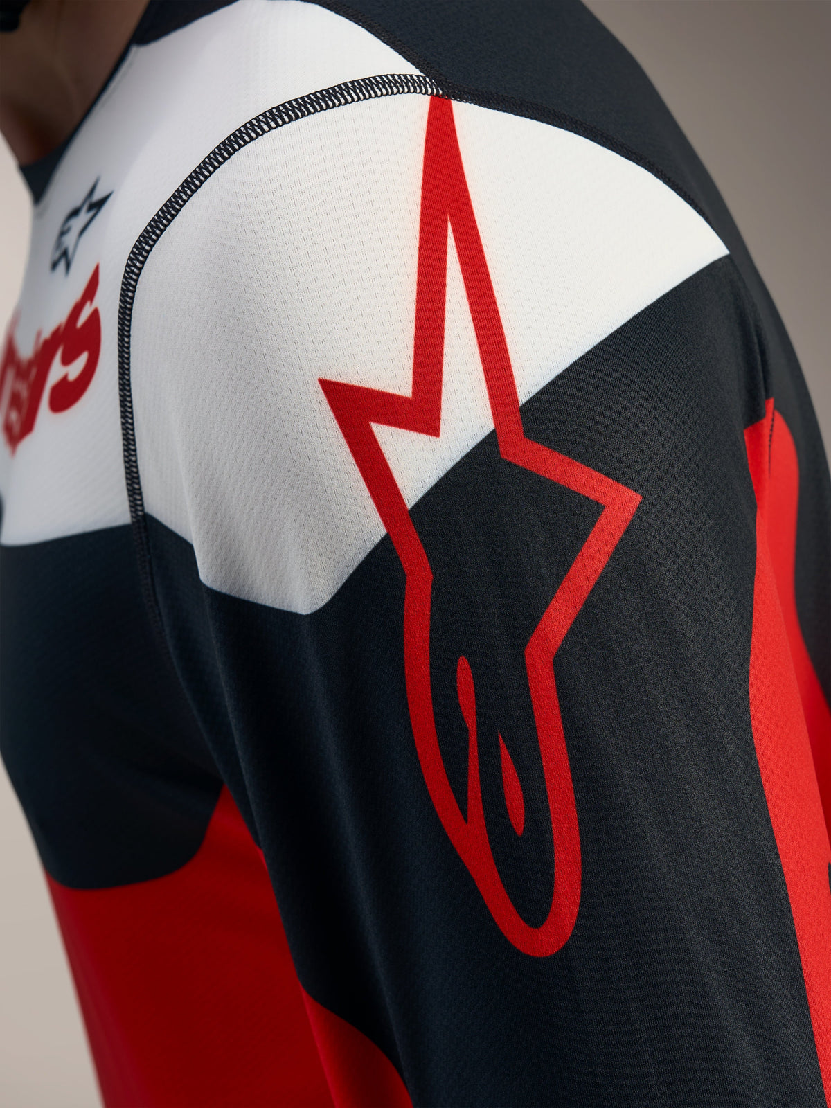 Röd och svart A-Dura Race långärmad tröja med Alpinestars stjärnlogo på ventilerande jacquard-mesh, detaljvy.