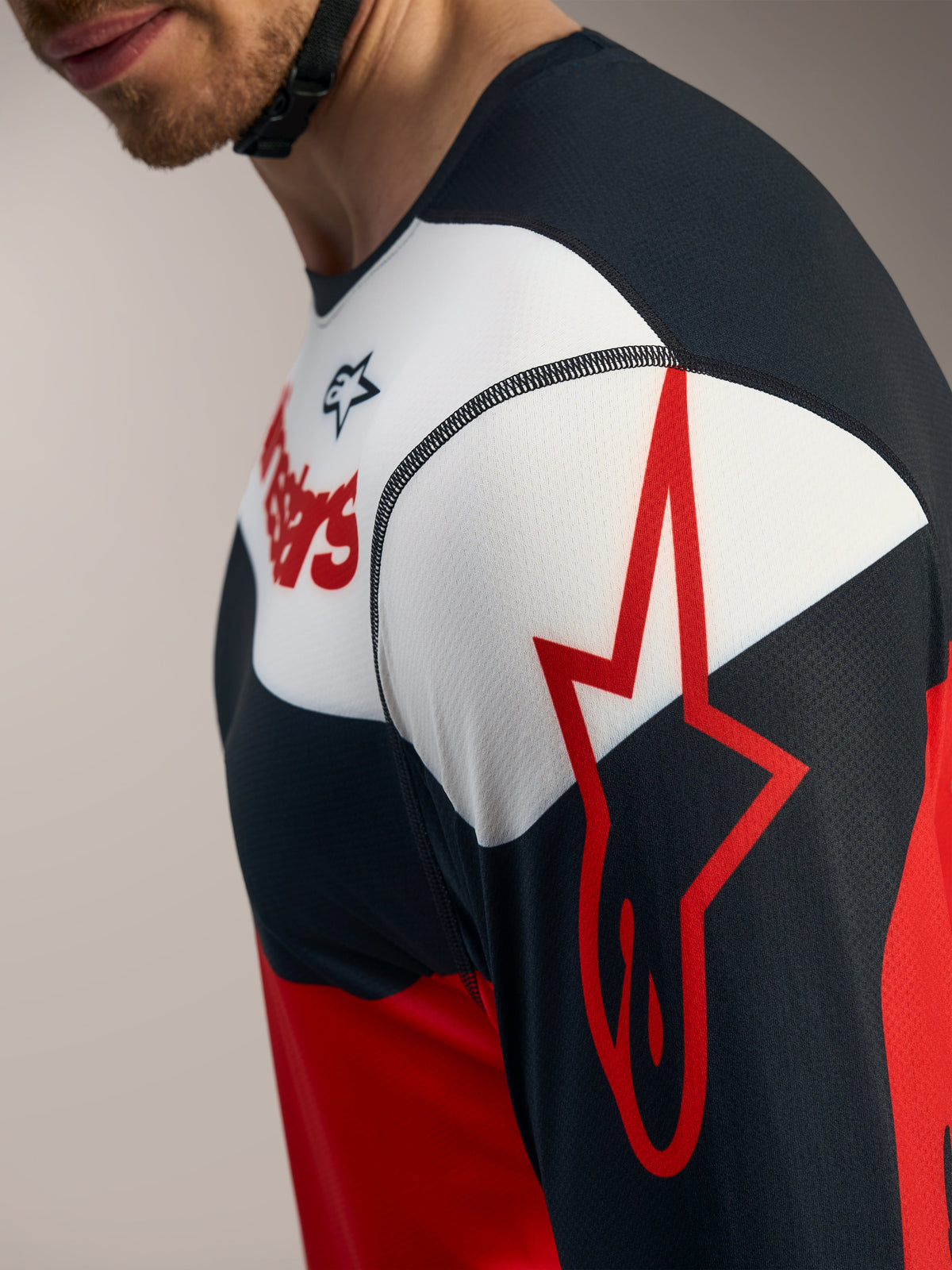 Alpinestars A-Dura Race långärmad tröja i rött, svart och vitt med logotypdetalj på ärmen.