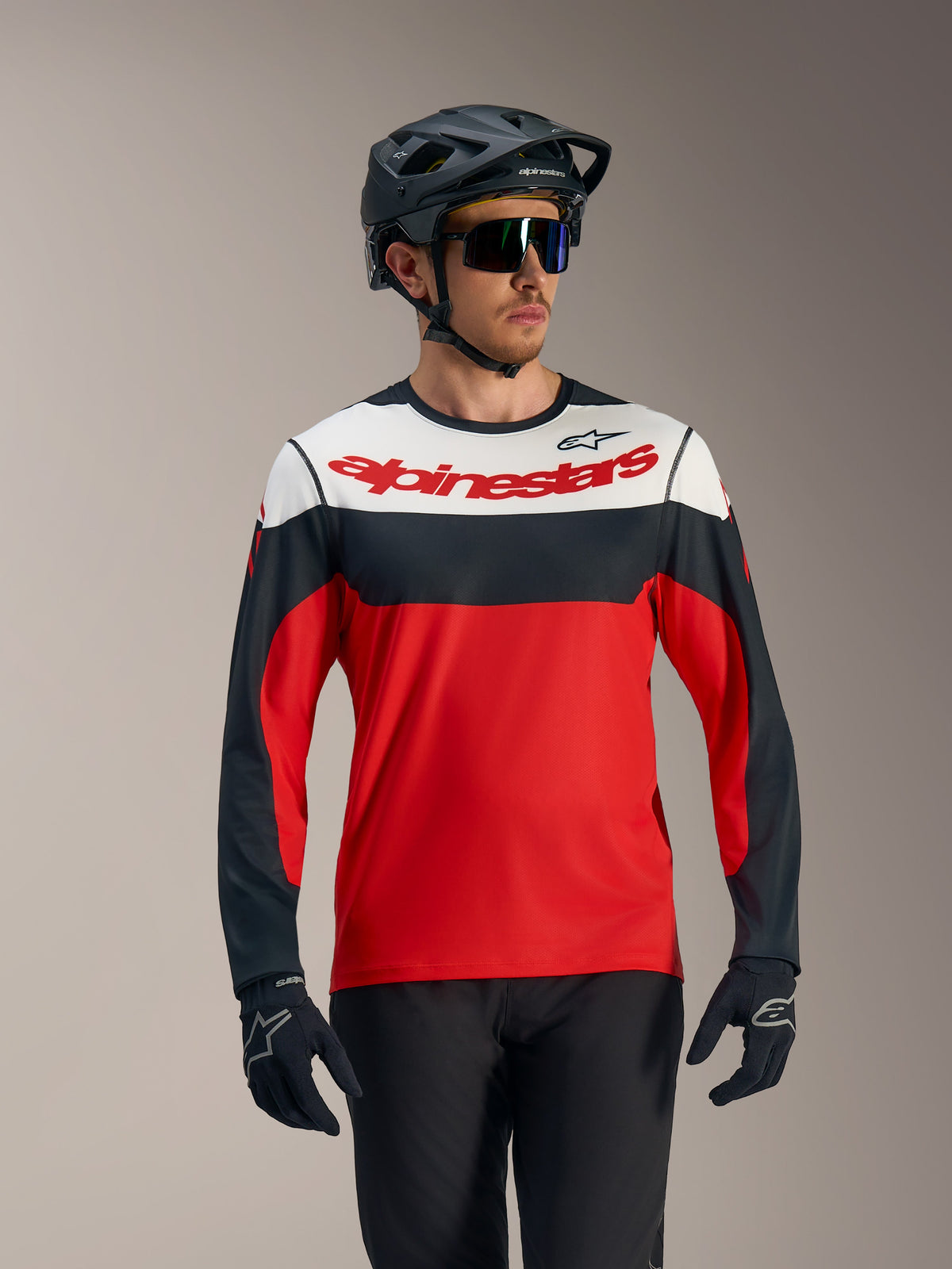 A-Dura Race långärmad tröja i rött, svart och vitt med stor Alpinestars-logotyp, designad för MTB-prestanda.