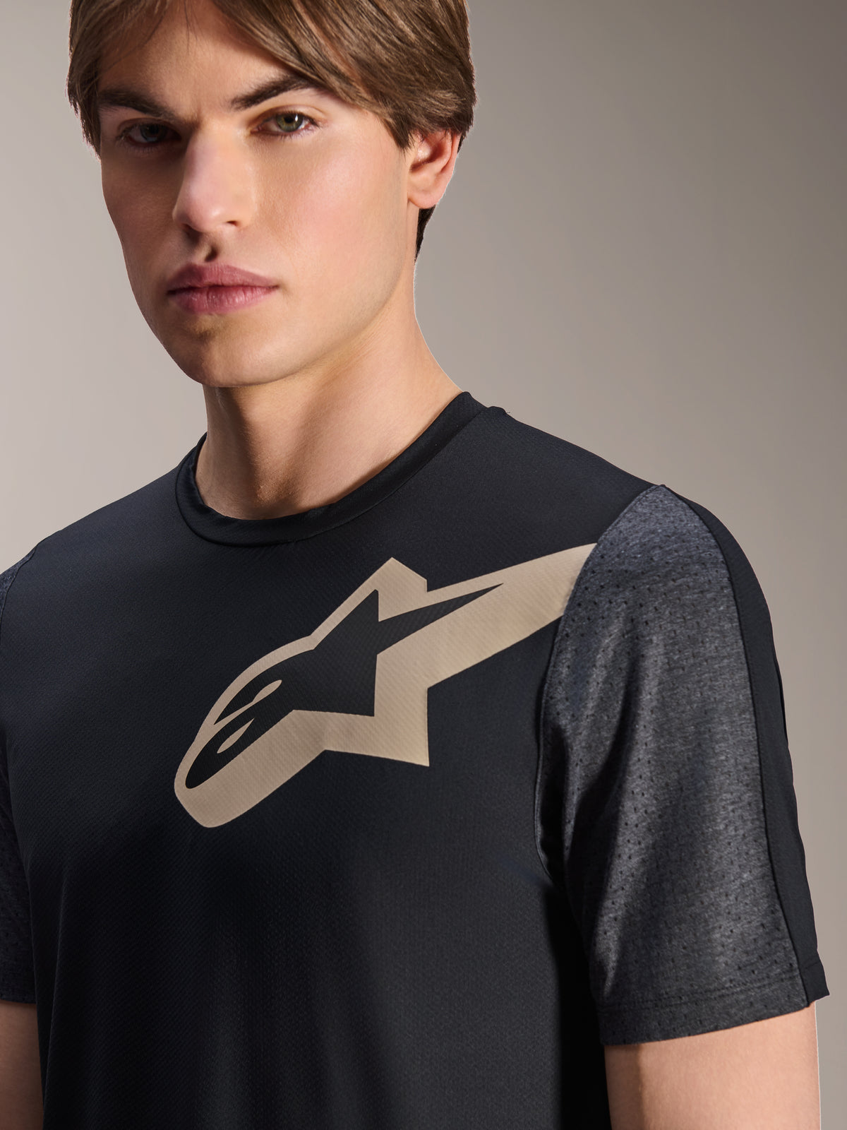 Alpinestars A-Dura Lipan kortärmad tröja, svart med en beige Astars-logotyp på bröstet och mörkgrå melerade perforerade ärmar, mountainbike-kläder för hög prestanda