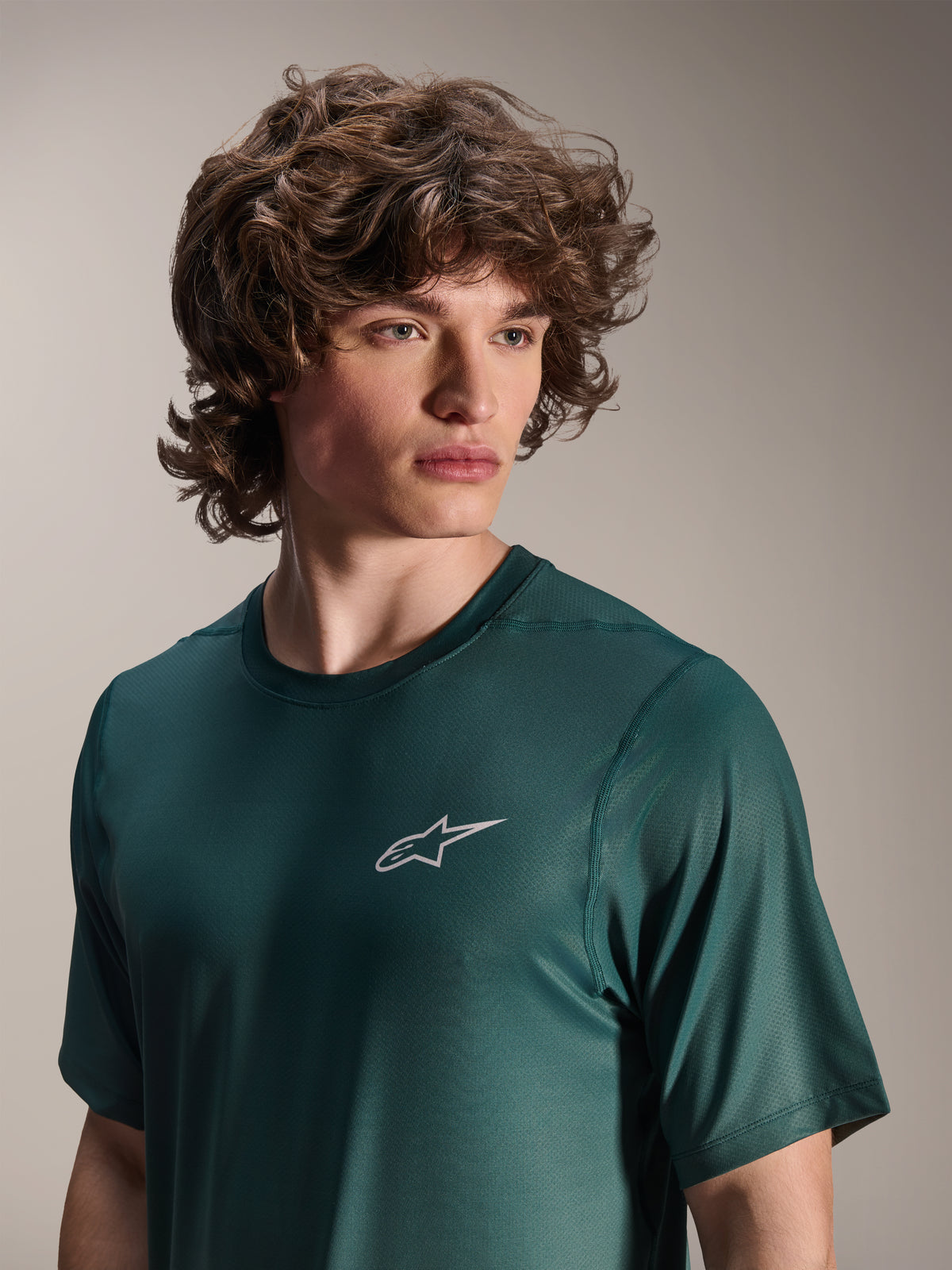 Alpinestars A-Dura Rise kortärmad tröja, Silver Pine-grön, bärs av en modell, liten vit Astars-logotyp på bröstet, jacquard-funktionsmaterial, avslappnade mountainbike-kläder