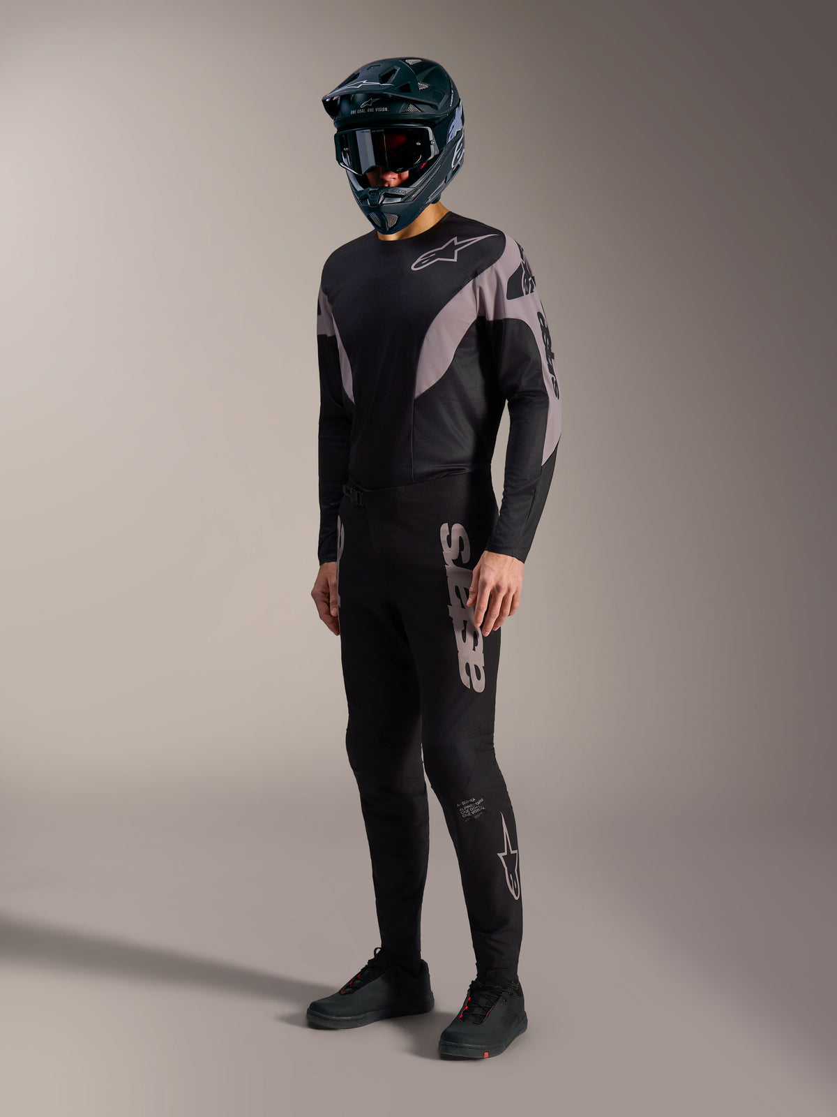 A-Supra Elite MTB-kit i svart och grått med stretchbyxor och tröja med framträdande Alpinestars-logotyper.
