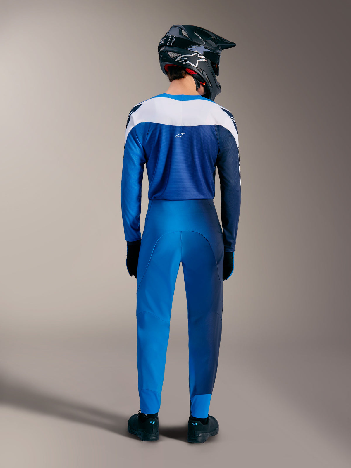 Alpinestars A-Supra Elite MTB-kit i Faded Bright Blue, baksida av tonad tröja och funktionsbyxor med vita paneler.