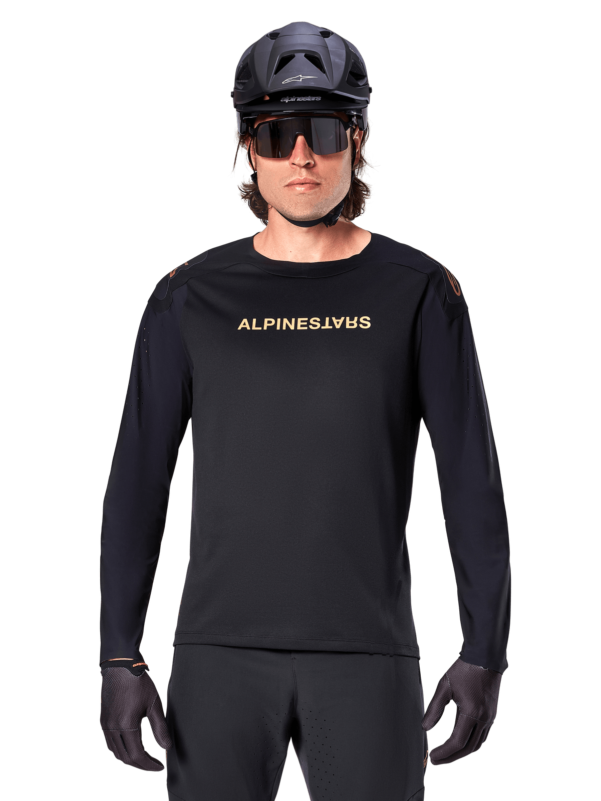 Alpinestars A-Aria Polartec Switch långärmad tröja, svart, guldfärgad Alpinestars-logotyp på bröstet, bärs med svart MTB-hjälm, mörka solglasögon och svarta handskar, professionell mountainbike-utrustning