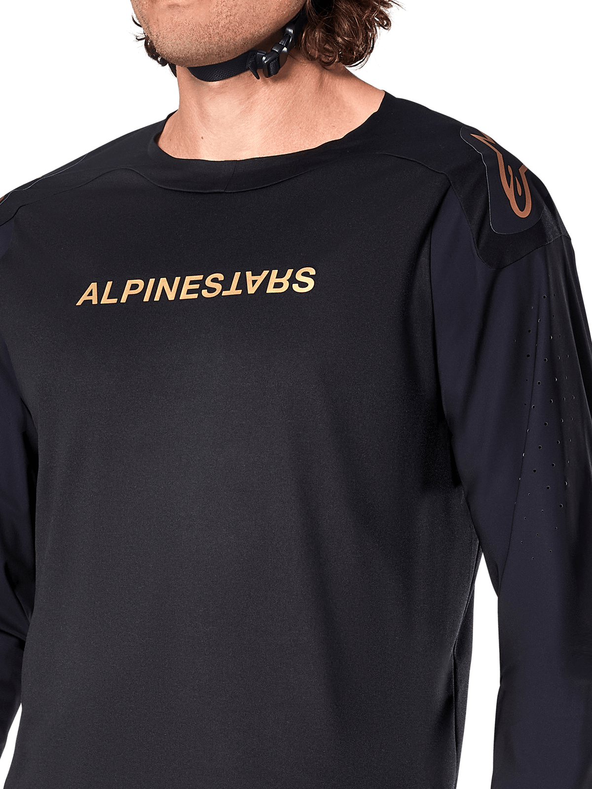 Alpinestars A-Aria Polartec Switch långärmad tröja, svart, med bronsfärgad Alpinestars-branding på bröstet och axeln, laserperforeringar på ärmarna för ventilation, tekniska MTB-kläder