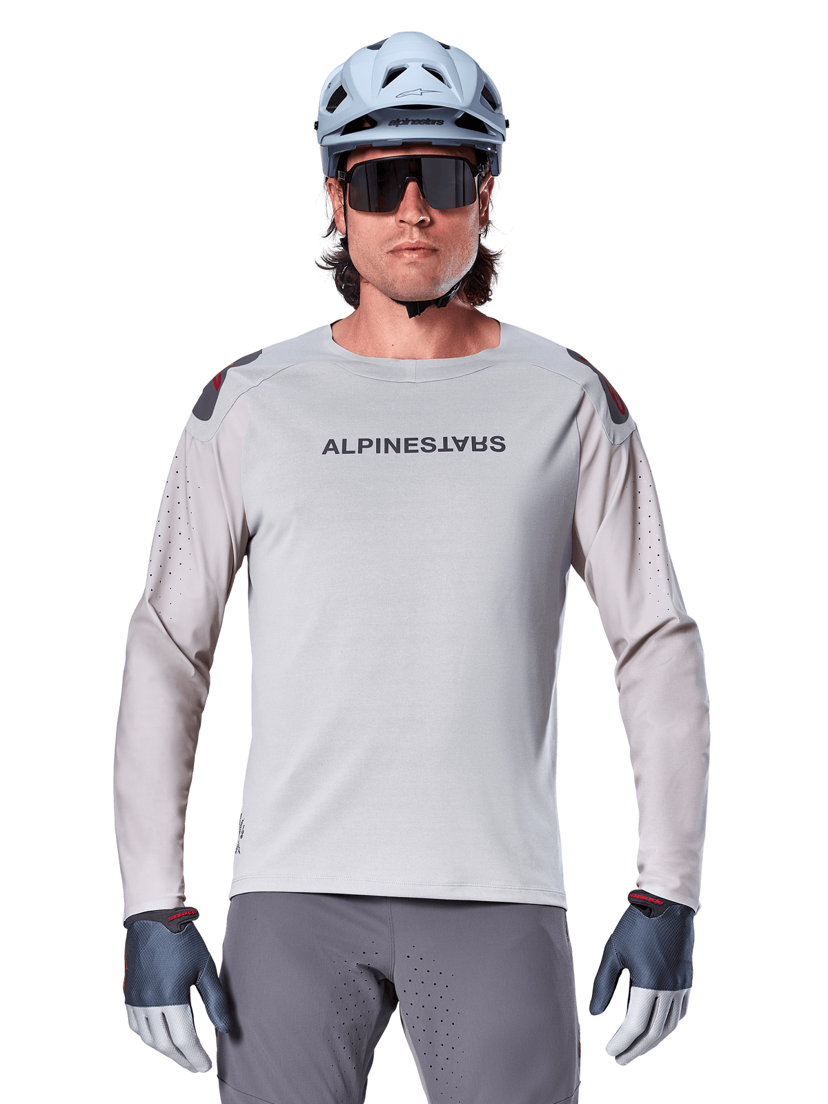 Alpinestars A-Aria Polartec Switch långärmad tröja, ljusgrå mountainbiketröja med laserperforeringar på ärmarna och logotyp på bröstet, bärs med ljusblå hjälm, solglasögon och grå handskar