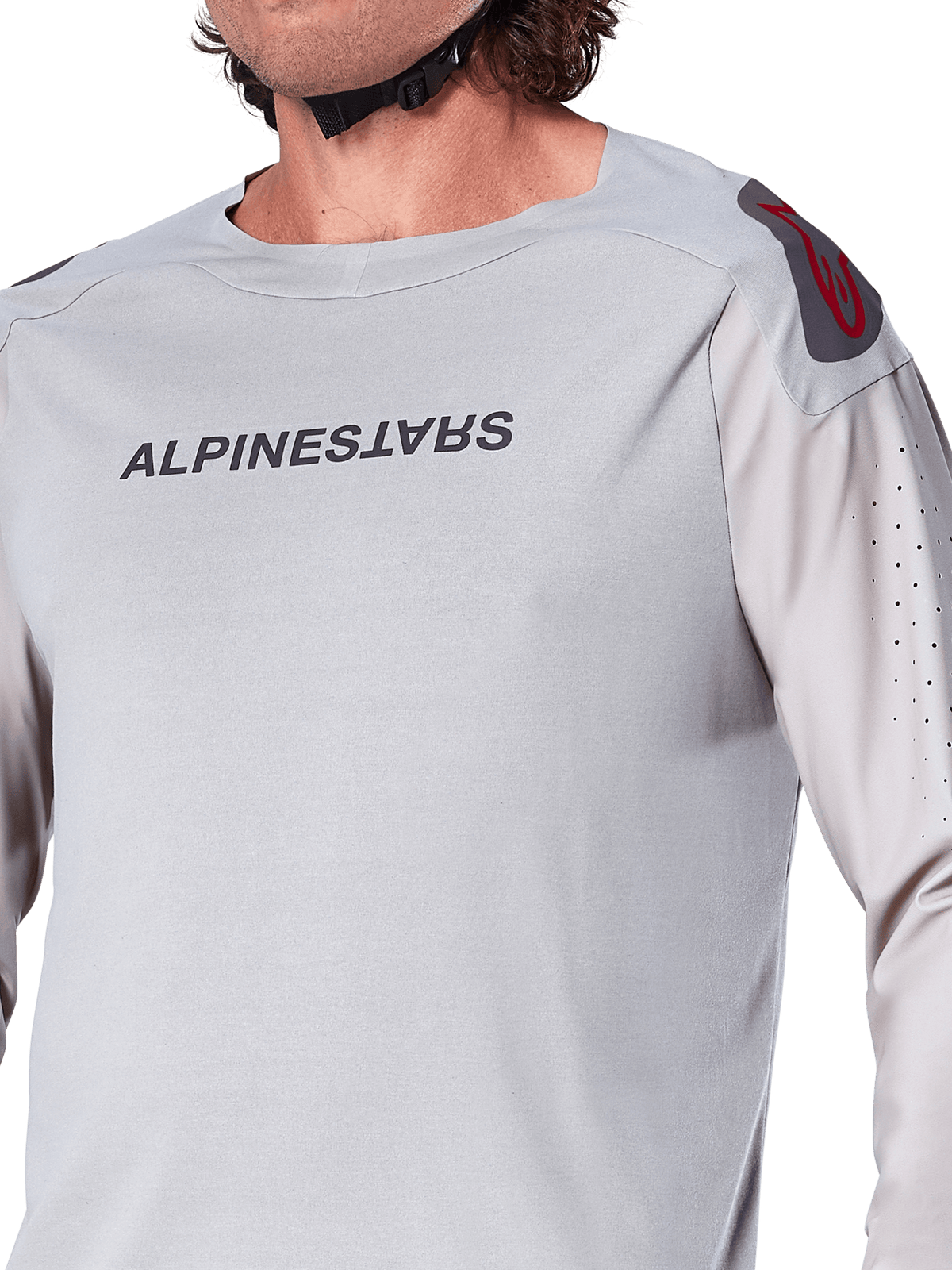 Närbild på Alpinestars A-Aria Polartec Switch långärmad tröja i Light Gray, med Alpinestars logotyp på bröstet, röd logotyp på axeln och laserperforerade ärmar för luftflöde, premium mountainbike-utrustning