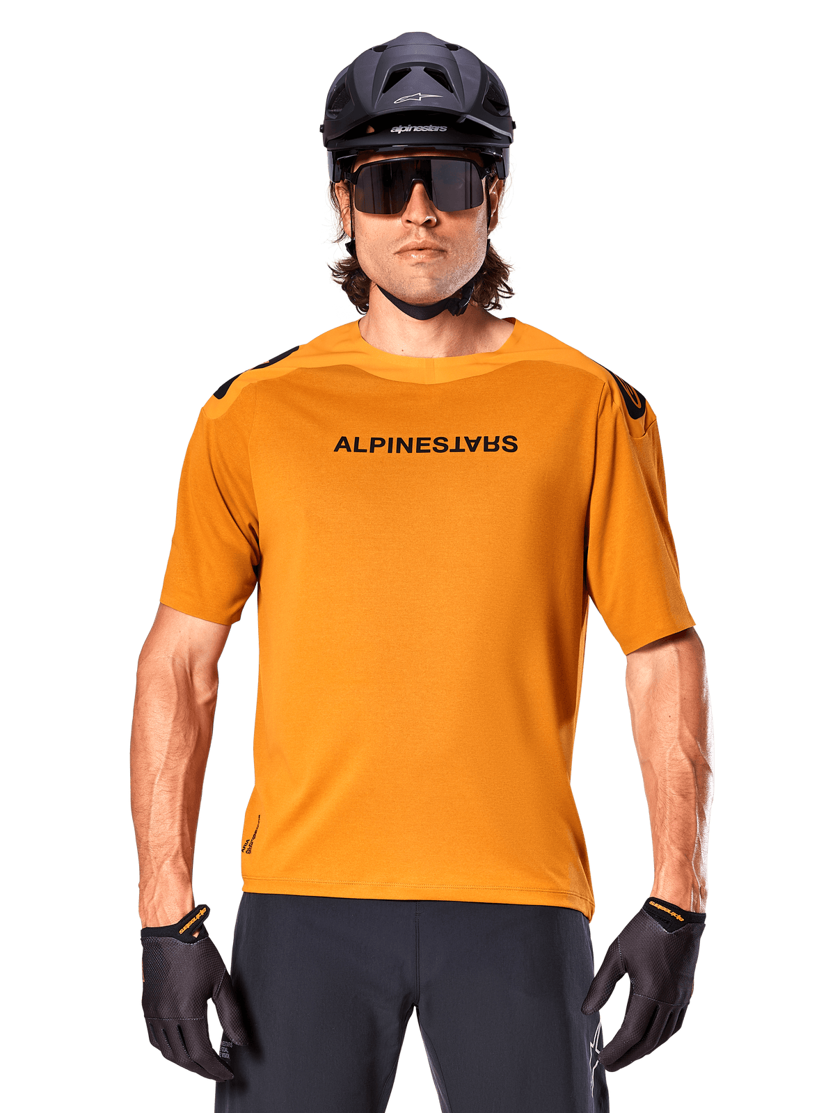 Alpinestars A-Aria Polartec Switch kortärmad tröja, Dark Gold, mountainbike-cyklist som bär svart hjälm och solglasögon, högpresterande cykelkläder för MTB-stigar