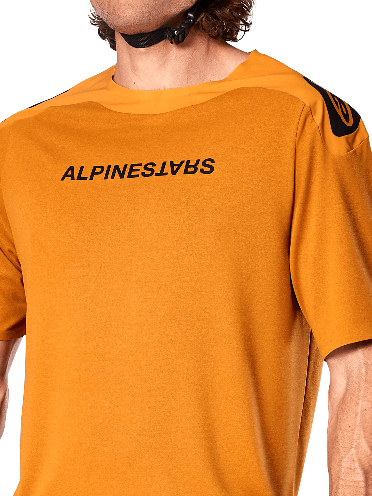 Alpinestars A-Aria Polartec Switch tröja, kortärmad MTB-tröja, mörkt guld, med spegelvänd svart Alpinestars-logotyp på bröstet, tekniskt funktionsmaterial för mountainbike-cykling på stigar