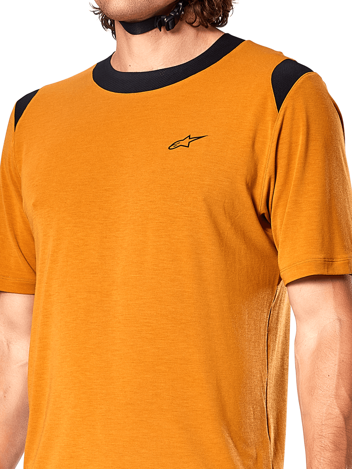 Alpinestars A-Dura Dri Wool-tröja, kortärmad cykeltröja, mörkt guld, svart meshkrage och axelpaneler, liten svart logotyp på bröstet, närbild framifrån