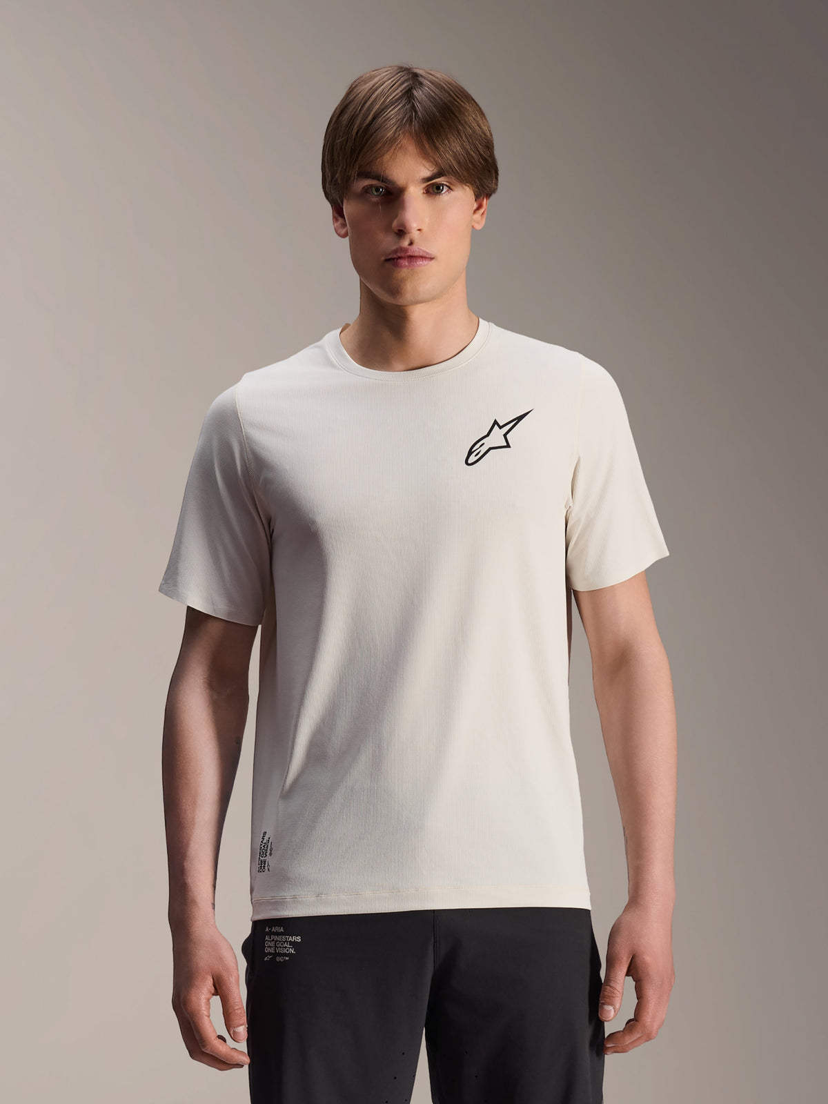 Alpinestars A-Aria Astar-tröja, kortärmad cykeltröja, ecru med svart stjärnlogotyp på bröstet, lätt och ventilerande polyester, prestandapassform för MTB-stigcykling