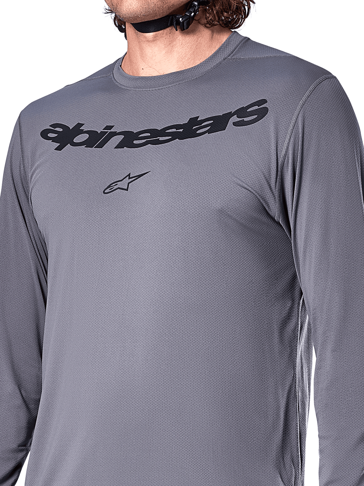 Alpinestars A-Dura Rocker långärmad tröja, mörkgrå, närbild av bröstet med svart Alpinestars-ordmärke och stjärnlogotyp, jacquard polyester/spandex-material, prestandakläder för mountainbike