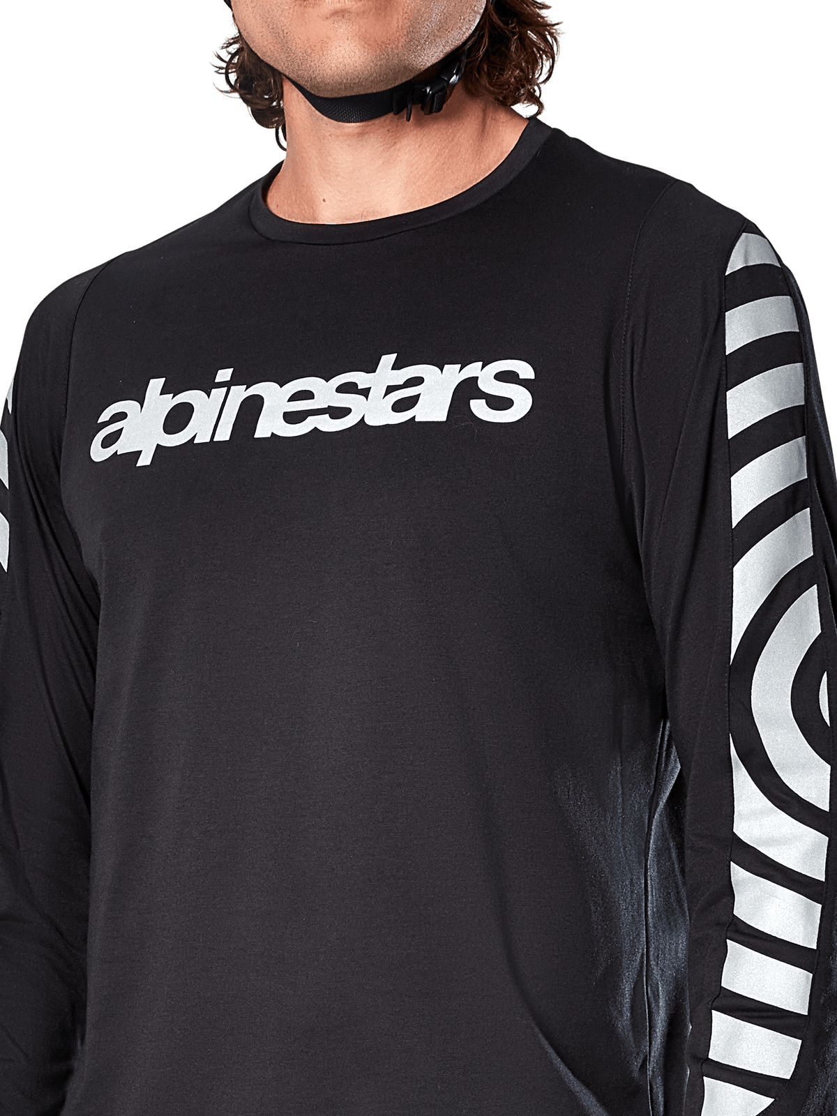 Alpinestars A-Dura Dri Oscar långärmad tröja, Black Reflective, närbild som visar vit Alpinestars-logotyp på bröstet och reflekterande cirkulär grafik på ärmarna, tekniska cykelkläder för mountainbike