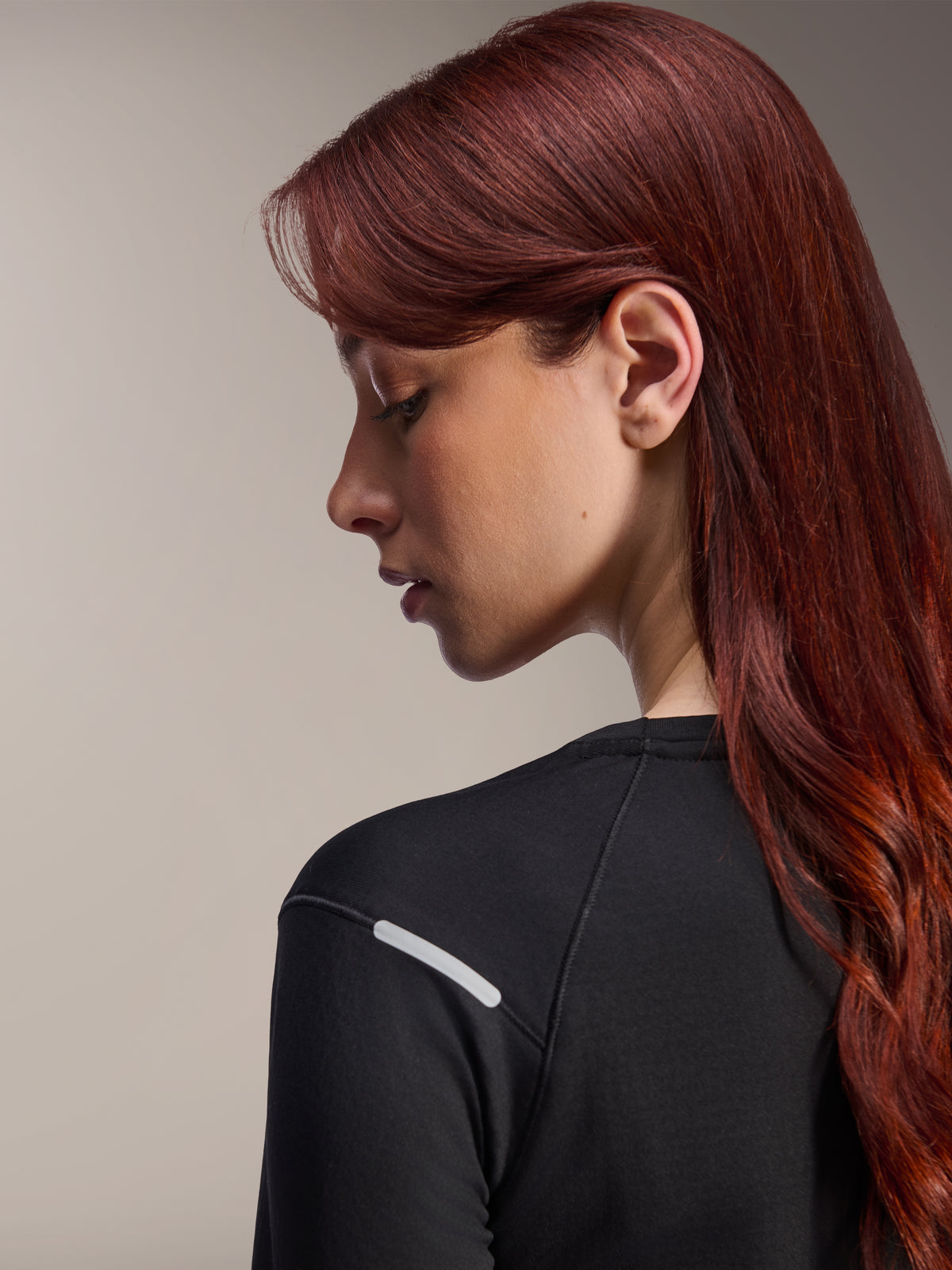Alpinestars Stella A-Dura Thermal-tröja, långärmad MTB-tröja för dam, svart, närbild från sidan som framhäver den reflekterande silverremsan på axeln, tekniskt isolerande material för mountainbike