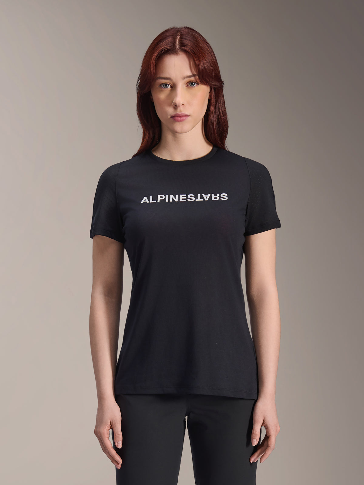 Alpinestars Stella A-Dura Dri Switch tröja, kortärmad MTB-tröja för damer, svart med vit Alpinestars-logotyp på bröstet, ledig passform, tekniskt fukttransporterande material för mountainbike