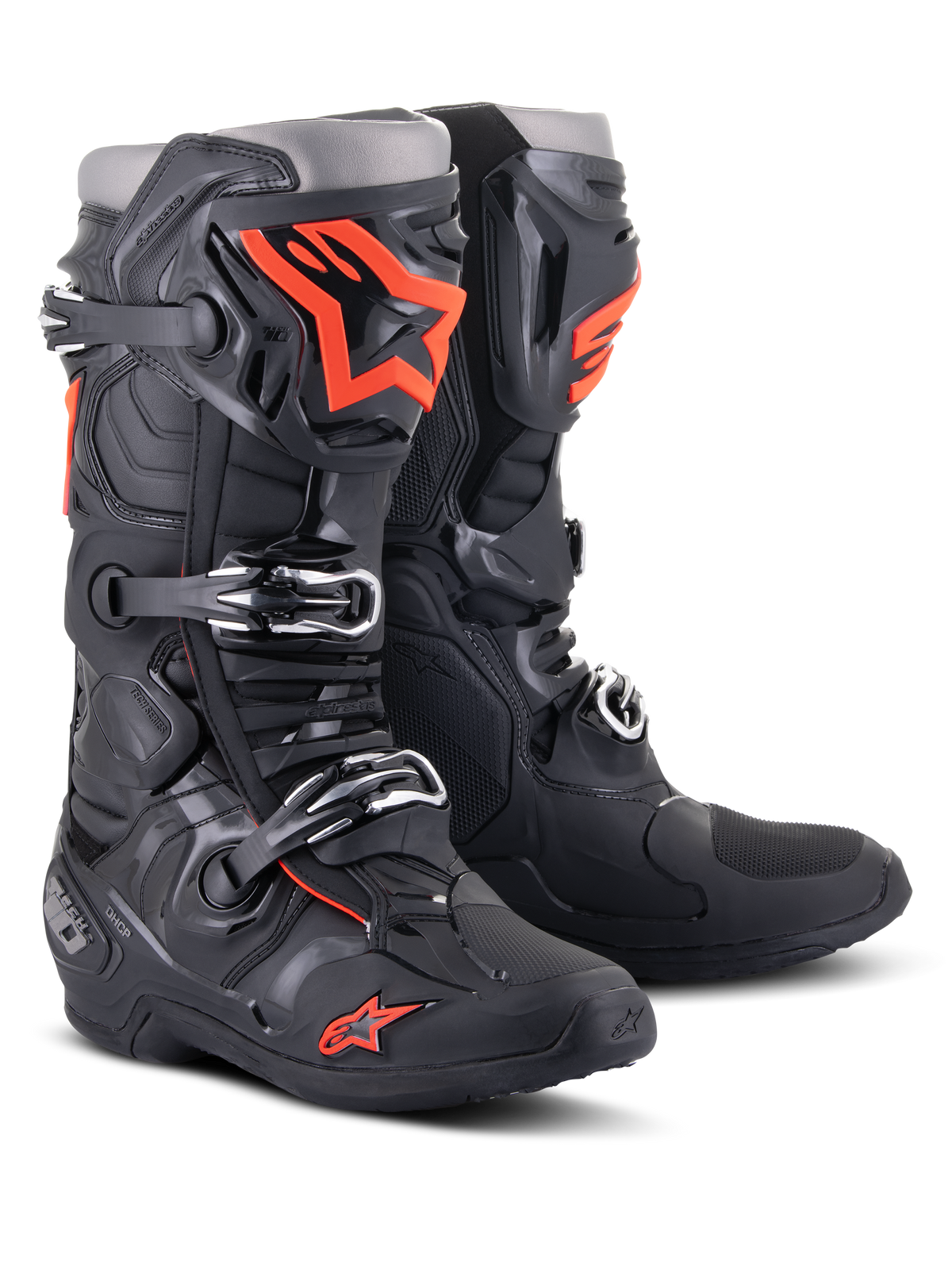 Alpinestars Tech 10-stövlar, motocross-stövlar, svarta och fluorescerande röda, med ett trippelspännessystem, tekniskt TPU-skal och framträdande orangea logotyper, professionella skyddsskor för terrängkörning.