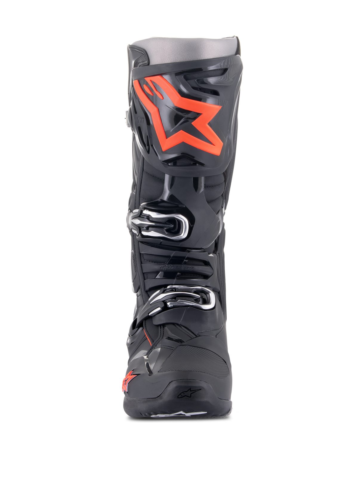 Alpinestars Tech 10-stövlar, motocross-stövlar, svart och fluorescerande röd, sedda framifrån, med en stor fluorescerande röd stjärnlogotyp på skenbensskyddet, silverfärgade spännen och ett hållbart svart TPU-chassi.