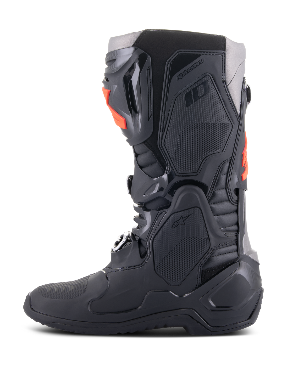 Alpinestars Tech 10-stövlar, motocross-stövlar, svarta med fluorescerande röda detaljer, sidoprofil, chassi bestående av flera komponenter med skyddande TPU-plattor, aluminiumspännen och en strömlinjeformad design för terrängkörning.