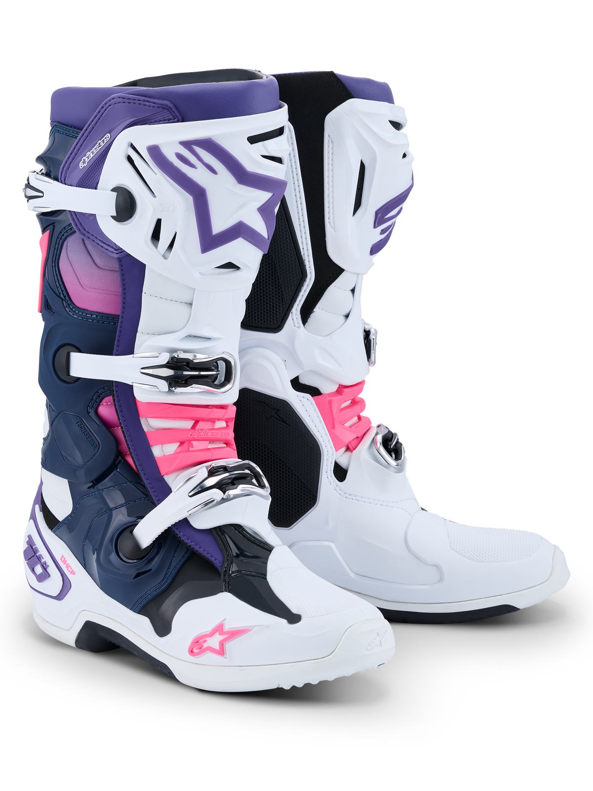 Alpinestars Tech 10-stövlar, motocross-stövlar, vita, lila, marinblå och neonrosa, med ett trippelspännessystem, marinblå och lila paneler samt starkt rosa accenter på remmarna och logotyperna, professionell racingutrustning för terrängkörning.