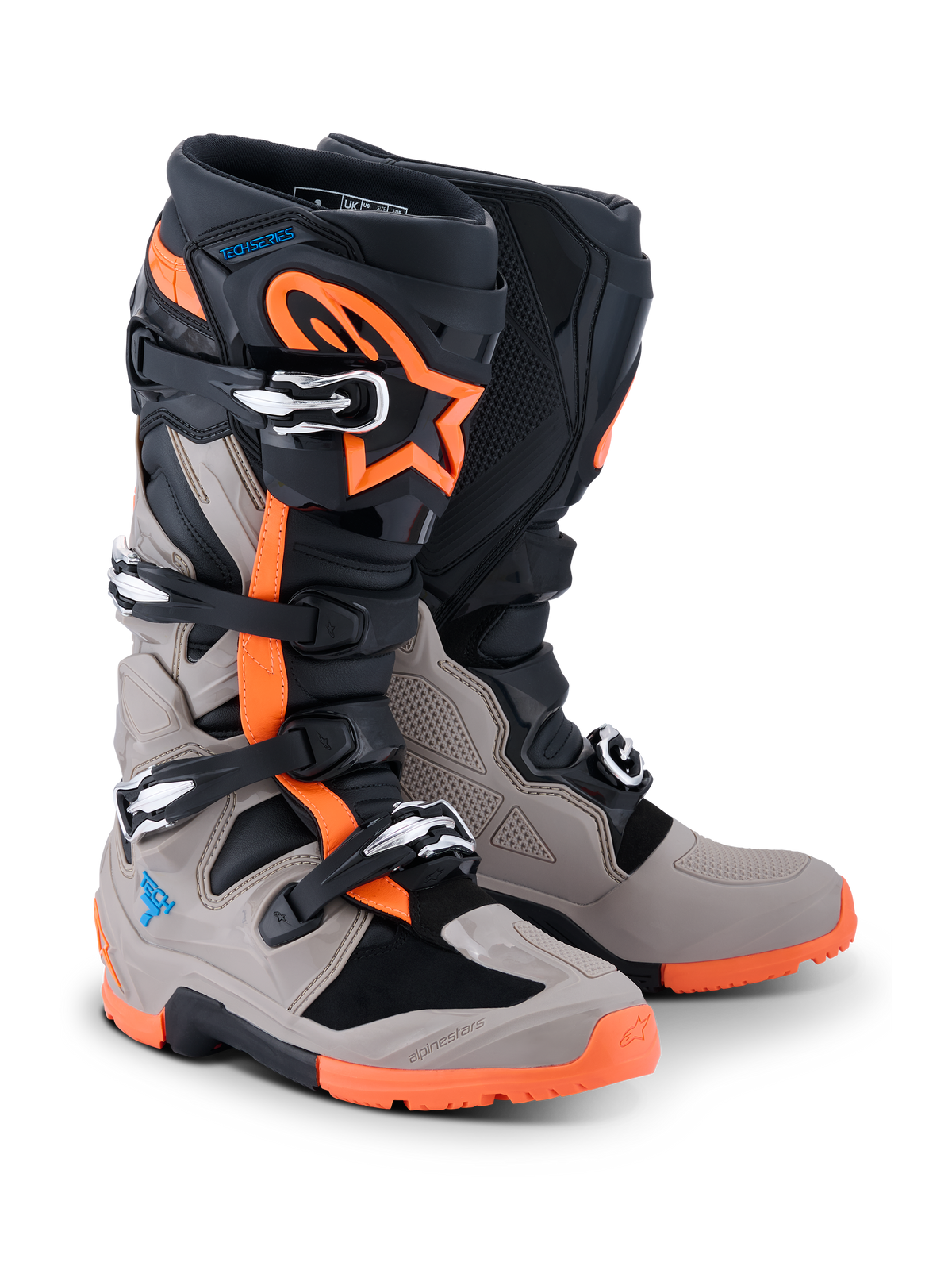 Alpinestars 2026 Tech 7 Enduro-stövlar, svarta, varmgrå och orange fluo, off-road motorcykelstövlar med fyra spännen, robust orange sula, skyddande TPU-paneler och Alpinestars logotyp