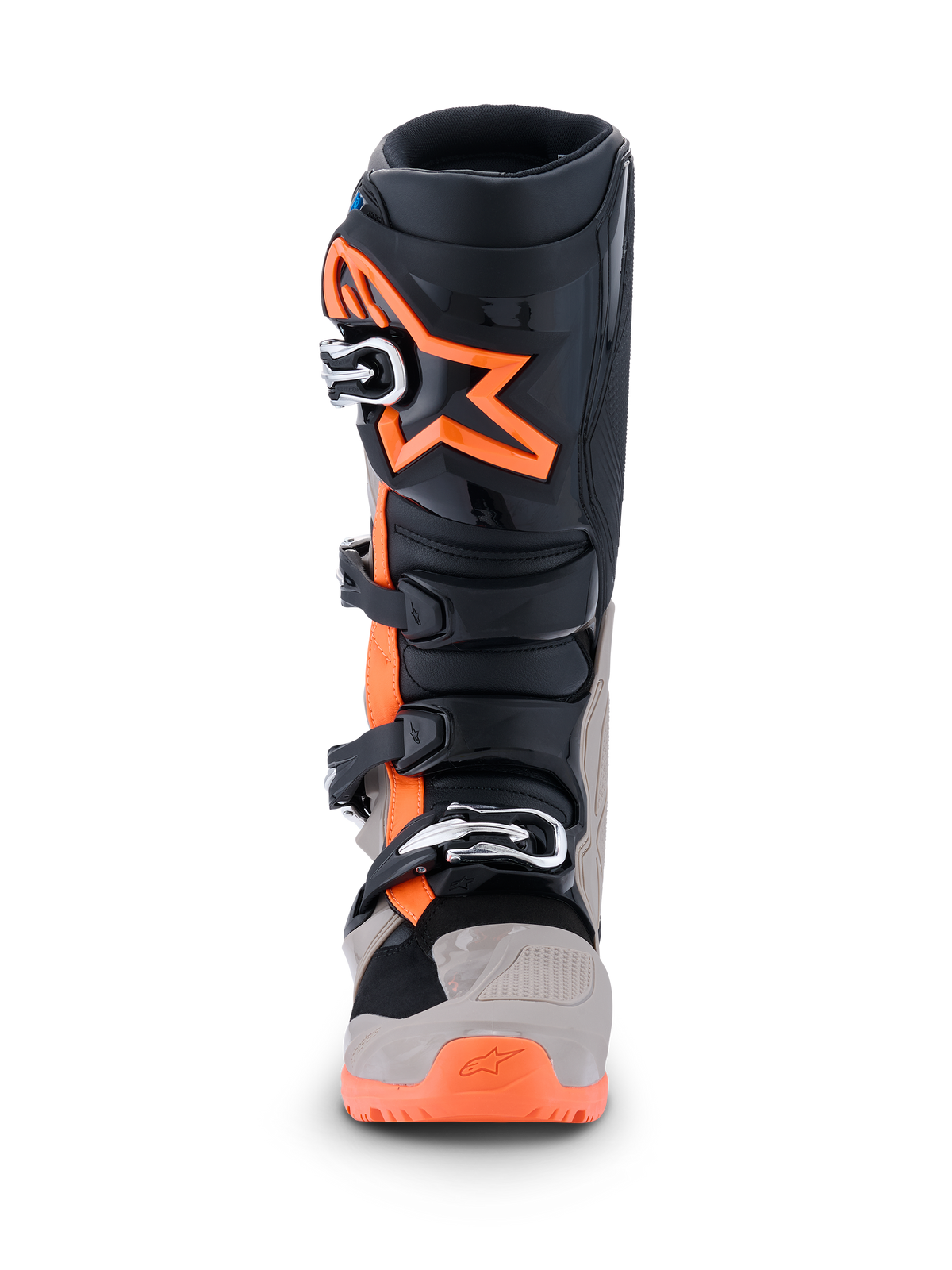 Alpinestars 2026 Tech 7 Enduro-stövlar, motocross- och endurostövlar, svart, varmgrå och orange fluo, sedd framifrån med en stor orange stjärnlogotyp på smalbenet, spännsystem med flera spännen och robusta skyddspaneler för terrängkörning