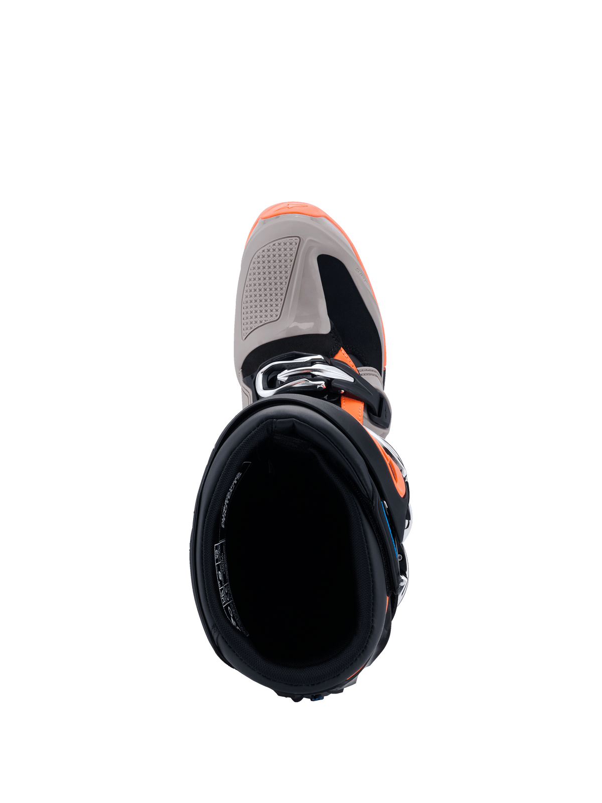 Alpinestars 2026 Tech 7 Enduro-stövlar, vy uppifrån in i stövelöppningen, svart, varmgrå och orange fluo, visar spännesstängning och förstärkt tåbox, professionella motorcykelskor för terrängkörning