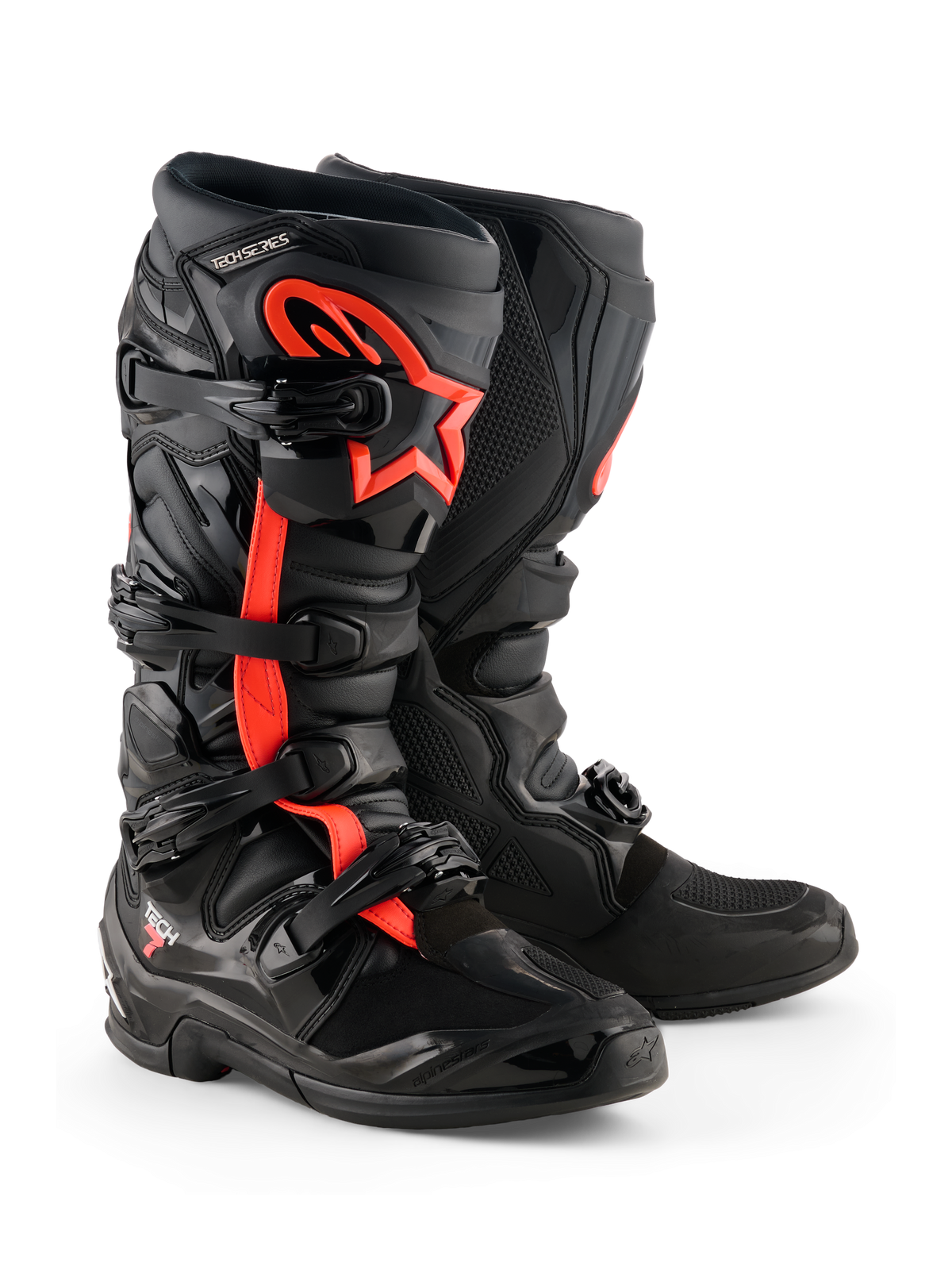 Alpinestars Tech 7-stövlar, motocross-stövlar, svart och röd fluo, med fyra svarta spännen, skenbensplatta i TPU och röd Alpinestars-stjärnlogotyp på sidan, robust terrängdesign.