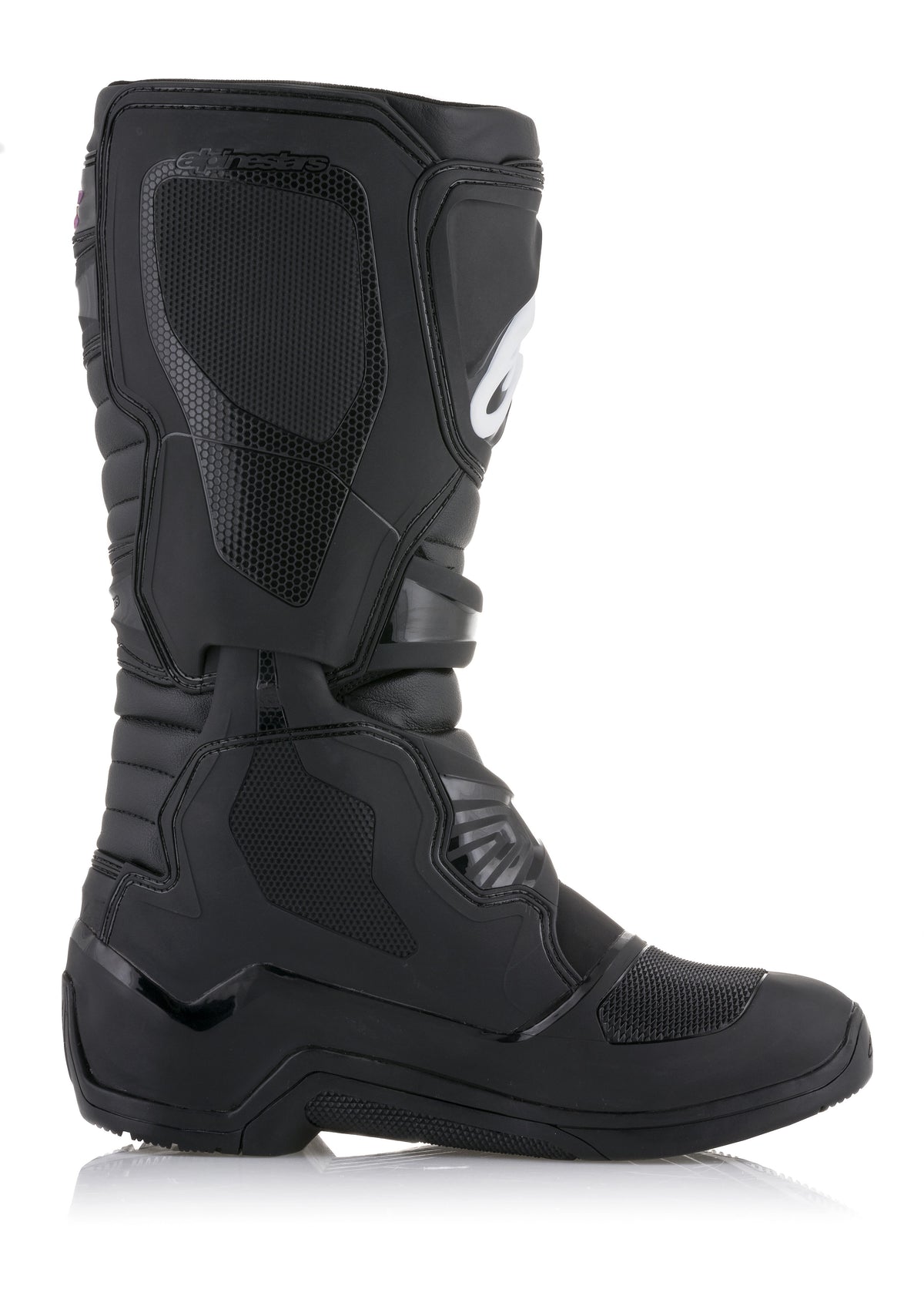 Alpinestars Tech 3-stövlar, motocross-stövlar, svarta, vy i sidoprofil med texturerade TPU-skyddspaneler och vit Alpinestars-logotyp, slitstark mikrofiberkonstruktion med flexibla dragspelsveck, robust sula för offroad-prestanda
