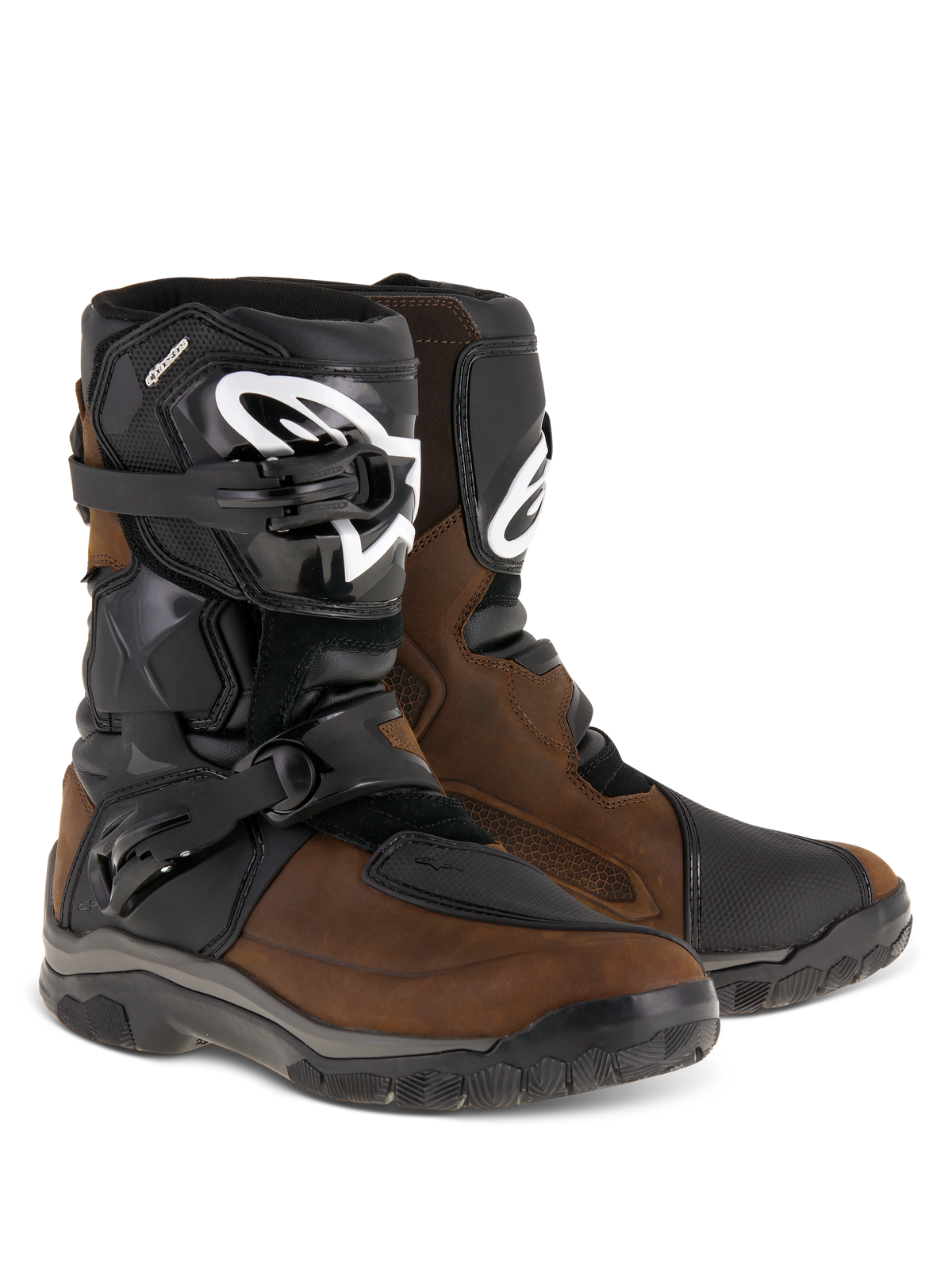 Alpinestars Belize Drystar®-stövlar, motorcykelstövlar för äventyrsturism, oljad brun och svart, med en låg design med dubbla sidospännen, svart TPU-skenbensskydd med vit Alpinestars-logotyp och robusta vulkaniserade gummisulor.