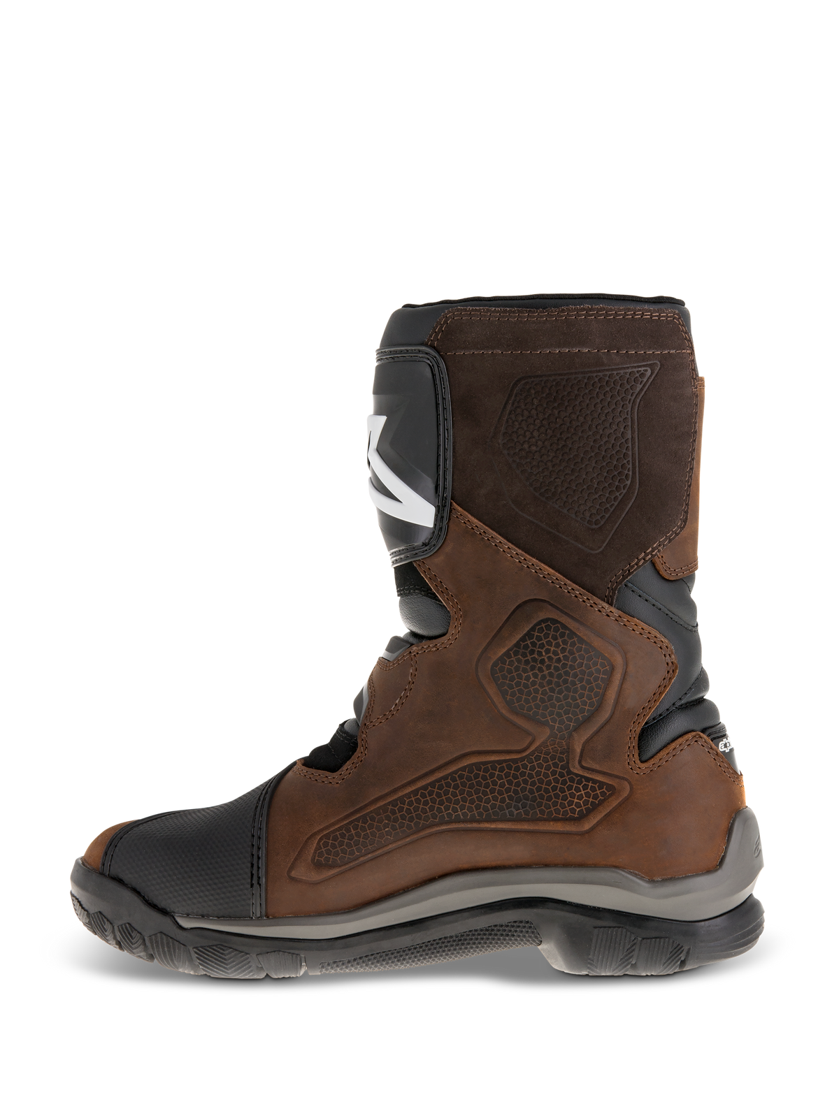 Alpinestars Belize Drystar®-stövlar, äventyrstouring-motorcykelstövlar med kort skaft, oljat brunt läder med svarta och grå detaljer, visar den mediala sidan med en stor värmepressad texturerad greppanel, TPU-skenbensskydd och robust vulkaniserad gummisula