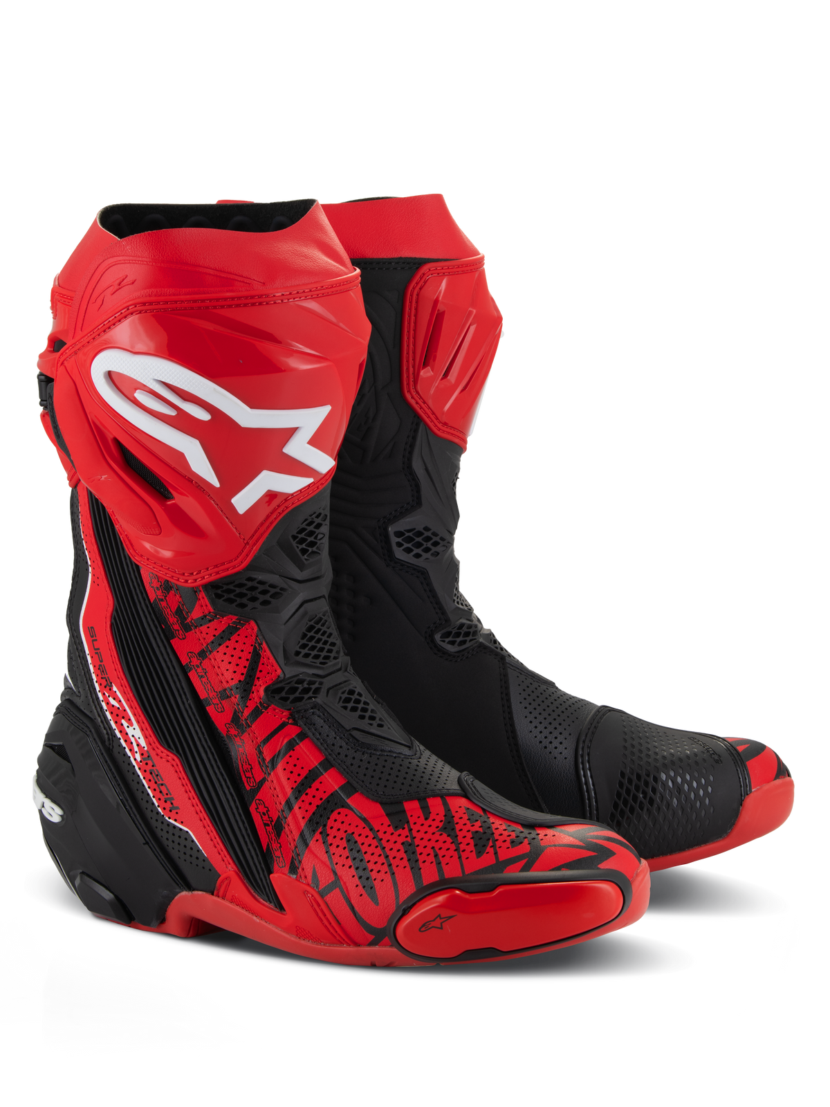 Alpinestars Supertech R LE Pecco Bagnaia ventilerade stövlar, racingstövlar för motorcykel, röda och svarta, med en stor vit Alpinestars-logotyp på skenbenet, omfattande perforeringar för luftflöde och specialiserad röd grafik på tån och sidan.