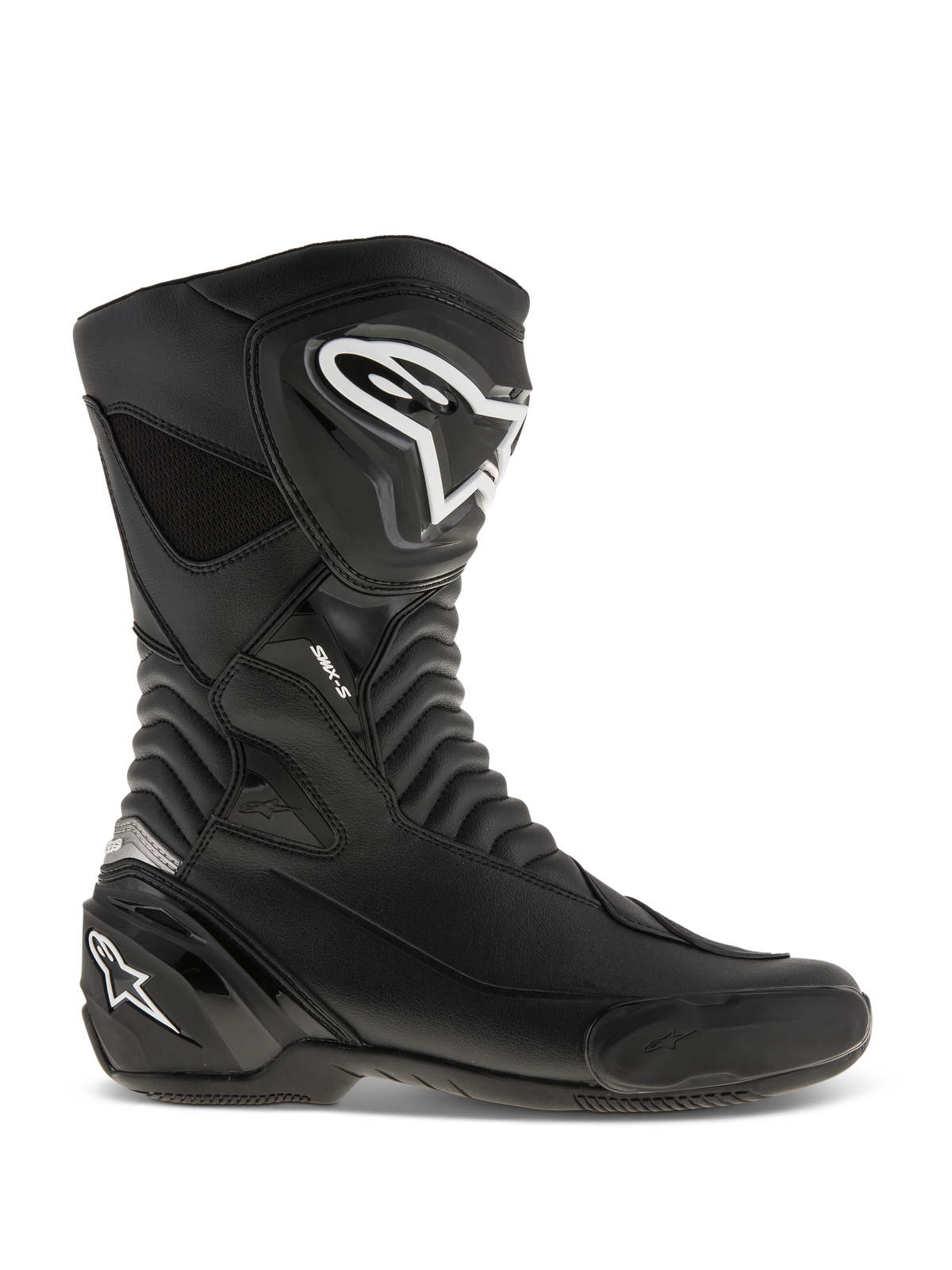 Alpinestars SMX S-stövlar, racingstövlar för motorcykel, svarta med vita logotyper, profilvy med hållbar mikrofiberkonstruktion, förstärkt skydd för smalben och häl, flexibla dragspelszoner och en strömlinjeformad aerodynamisk design för sportkörning.