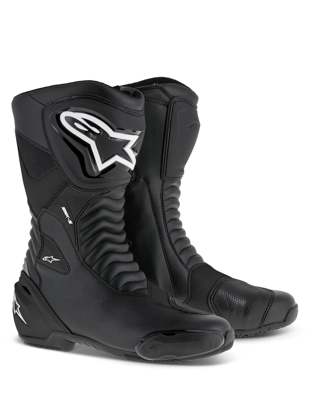 Alpinestars SMX S Boots, sportmotorcykelstövlar, svarta och vita, hög stöveldesign med stora vita logotyper, förstärkta skyddssköldar på smalben och häl samt flexibla dragspelspaneler för racing- och landsvägsprestanda.