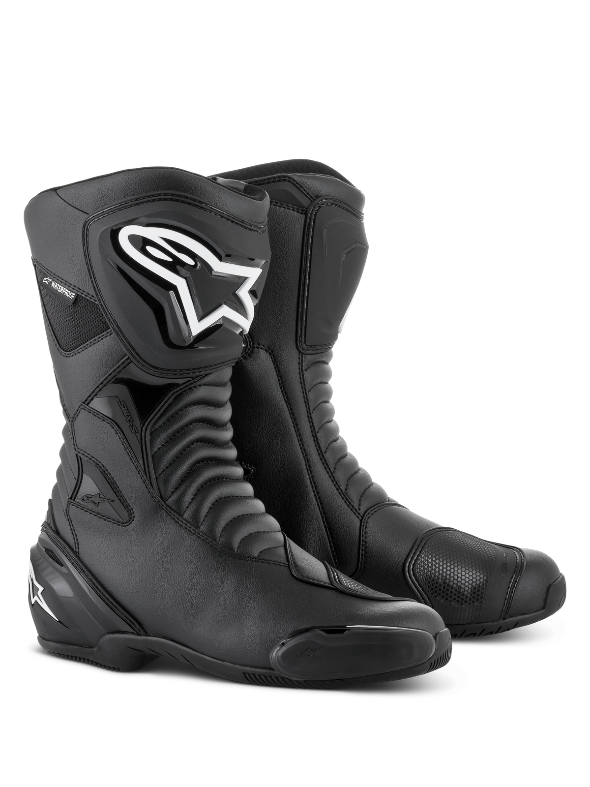 Alpinestars SMX S Waterproof-stövlar i Black Black, höga motorcykelstövlar med dragspelsformade flexzoner, en framträdande vit Alpinestars-logotyp på TPU-skenbensskyddet, förstärkta växelplattor och utbytbara tå-sliders, designade för sport-touring och vägkörning i alla väder.