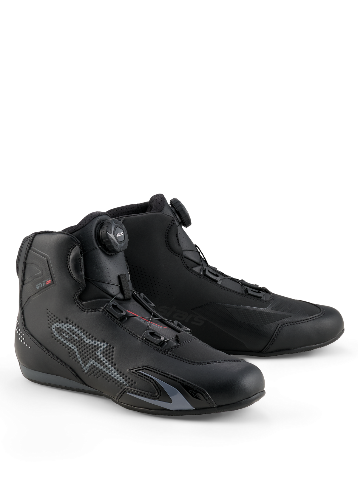 Alpinestars Celer skor, motorcykelskor, svarta och mörkgrå, med integrerat Rotorstängningssystem för precisionspassform, teknisk mikrofiberkonstruktion med perforerad stjärnlogotyp, sportig lågprofilsdesign för racing och stadskörning