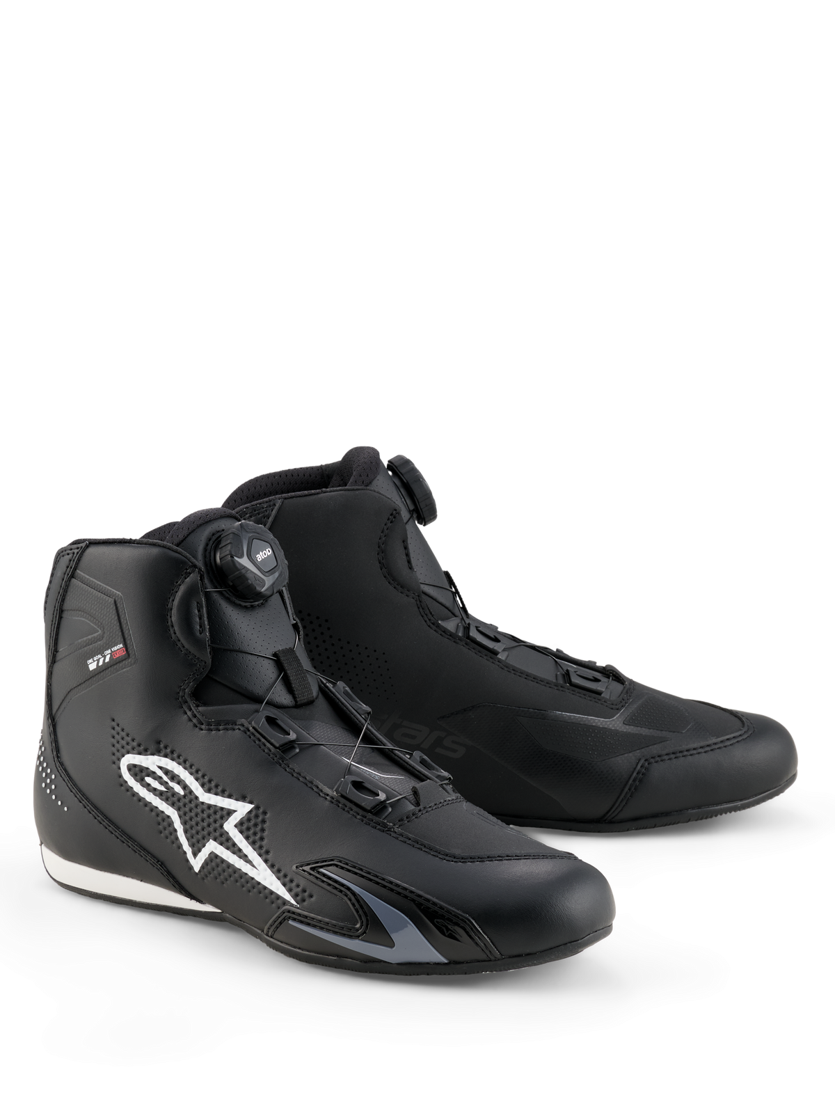Alpinestars Celer-skor, motorcykelskor, svarta och vita, med Rotor Closure System-ratt, stor vit Astar-logotyp på sidan, smidig teknisk mikrofiberkonstruktion för sportprestanda på väg