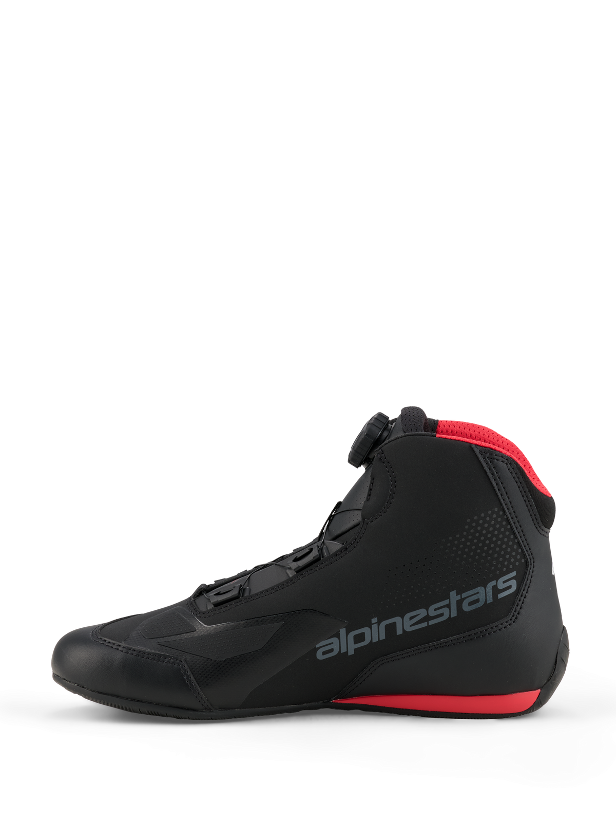 Alpinestars Celer-skor, motorcykelskor, svarta och klarröda, sidoprofil med Alpinestars Rotor-stängningssystem, ovandel i mikrofiber med grå logotyp samt röda detaljer på meshkragen och sulan.