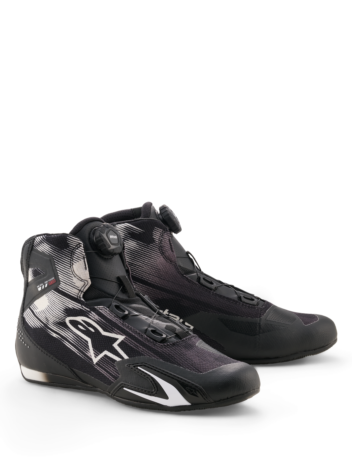 Alpinestars Celer Superair skor, motorcykelskor, svarta och vita, med ett vredstyrt Rotor-stängningssystem på plösen, vit stjärnlogotyp på en ventilerande ovandel i textil och en sportig lågprofilsdesign