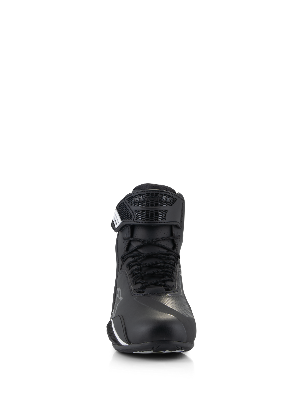 Alpinestars Faster-4 skor, motorcykelskor, svarta, vy framifrån som visar traditionell snörning och kardborrerem, ovandel i avancerad mikrofiber med skyddande förstärkningar, smidiga och tekniska skor för vägkörning