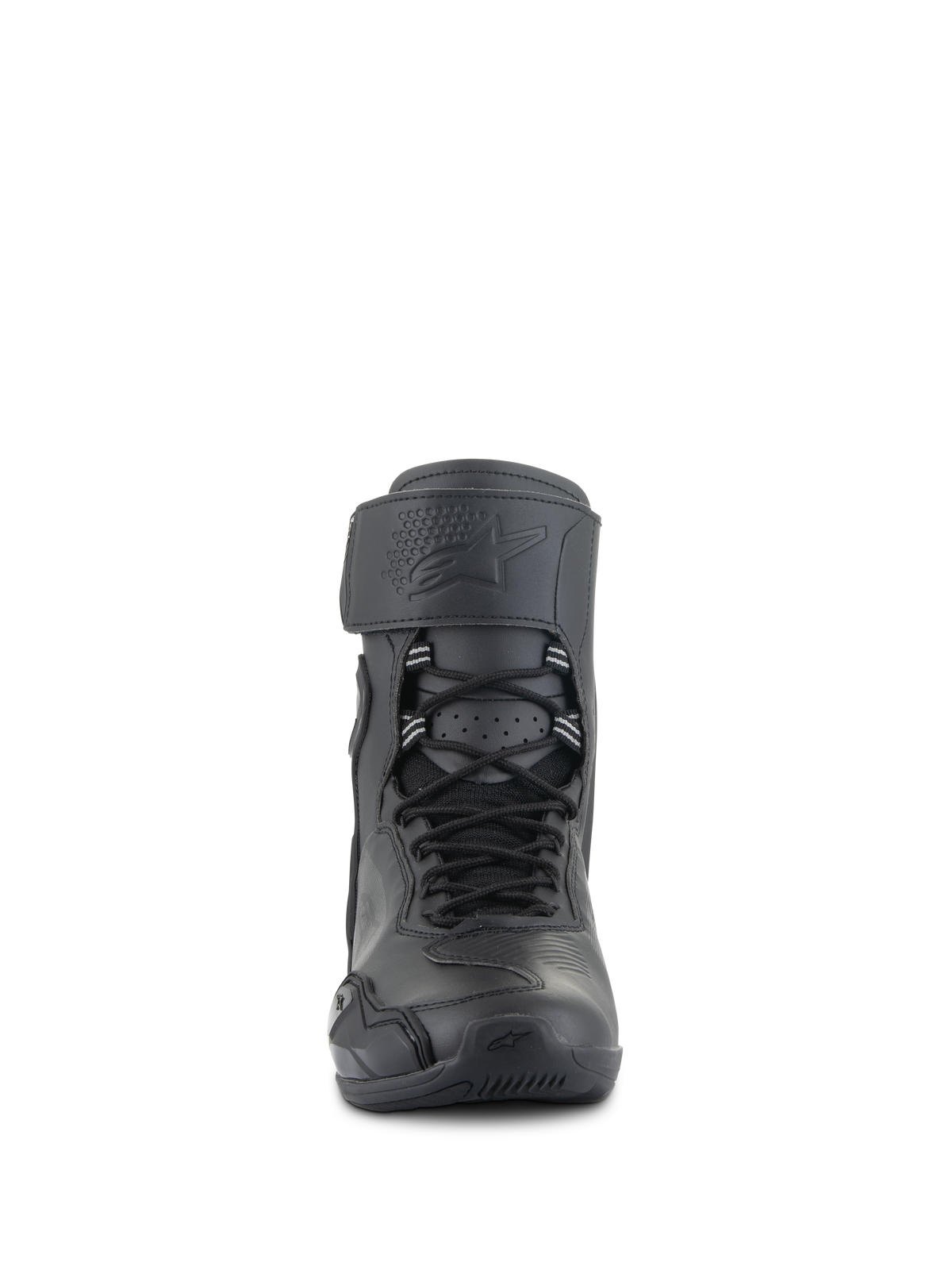Alpinestars Superfaster Riding Shoes, svarta, vy framifrån av höga motorcykelskor med snabbsnörningssystem, bred övre rem med präglad logotyp och strömlinjeformad skyddande design