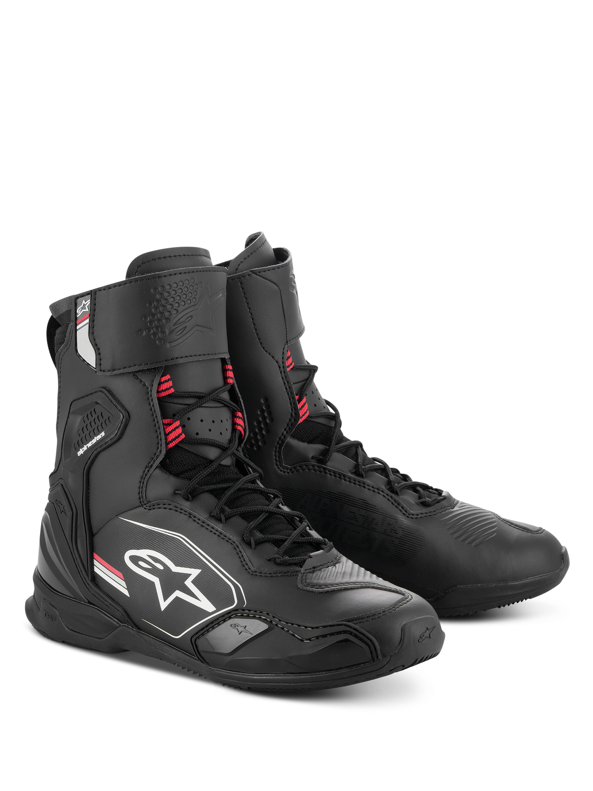 Alpinestars Superfaster skor, motorcykelskor, svarta med grå och ljusröda detaljer, hög profil med integrerat skenbens- och ankelskydd, snabbsnörningssystem, smidig sportig design med Alpinestars logotyp