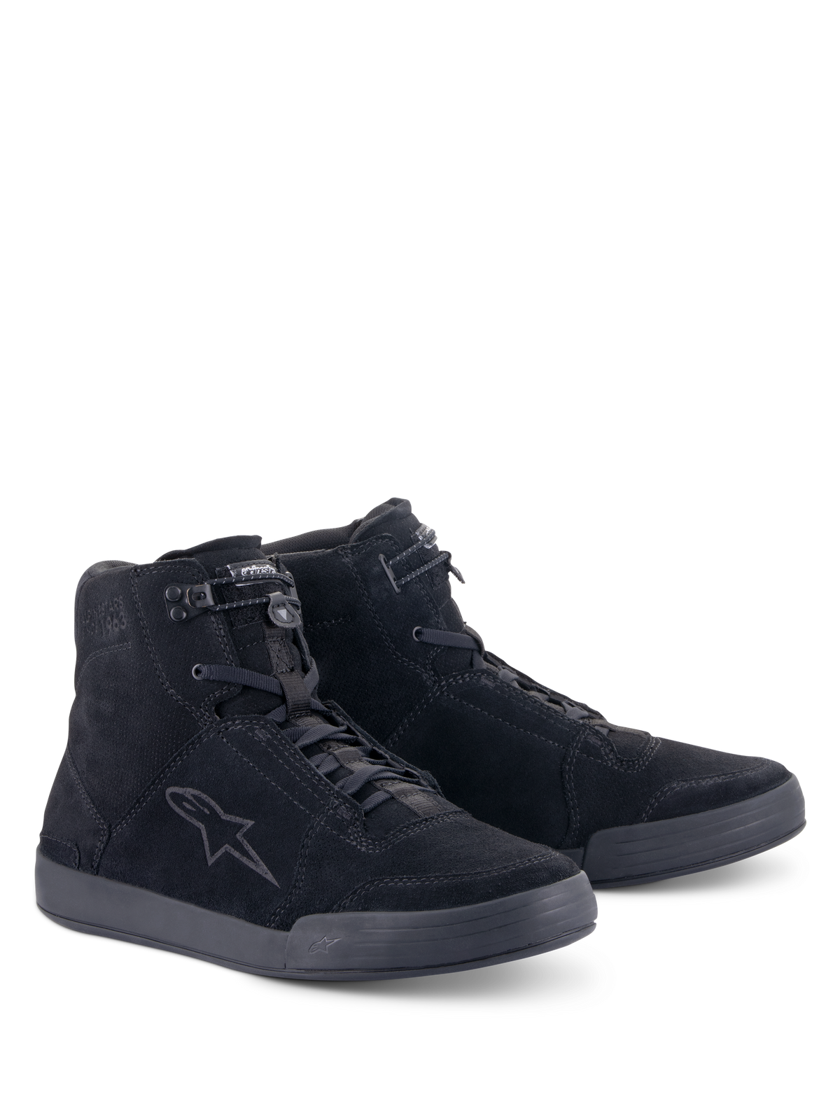 Alpinestars Chrome Shoes, urbana motorcykelskor, Black Black, hög konstruktion i splitmocka, med en ton-i-ton stjärnlogotyp på sidan, snörning fram med elastisk stängning upptill och en platt gummisula för en avslappnad urban stil.