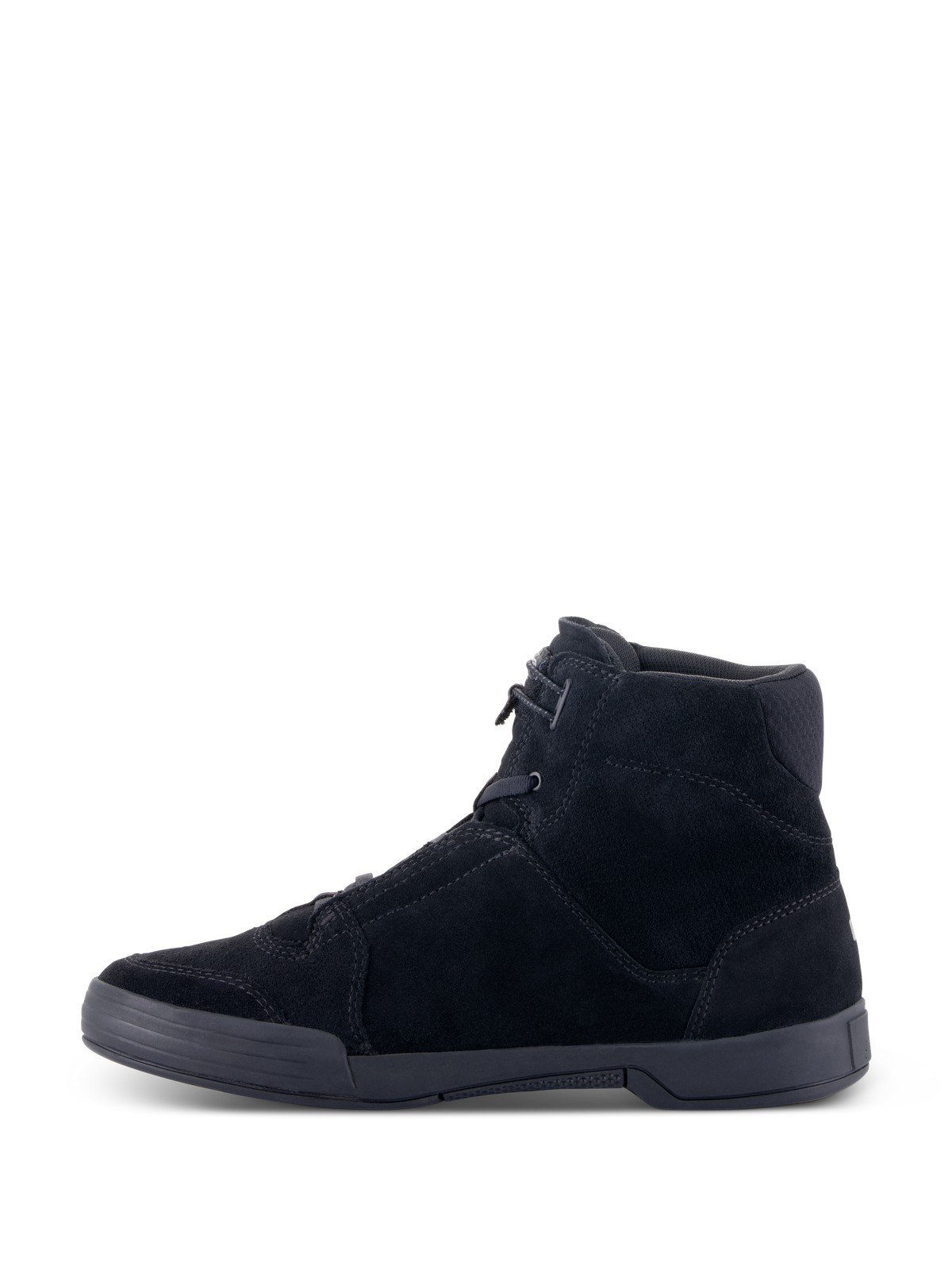 Alpinestars Chrome-skor, urbana motorcykelskor, svarta, sidoprofil som visar ovandel i splitmocka och platt cupsula i gummi, high-top-silhuett med avslappnad streetwear-stil.