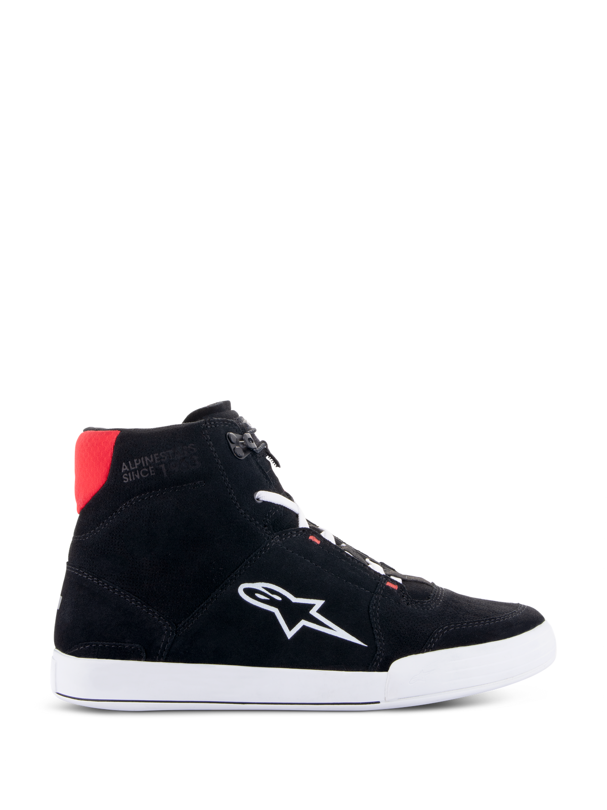 Alpinestars Chrome mc-skor i svart, vit och klar röd, urban och avslappnad hög motorcykelsko med ovandel i svart spaltmocka, vit Astars-logotyp på sidan, vit sula och detalj i klar röd vid hälkragen.