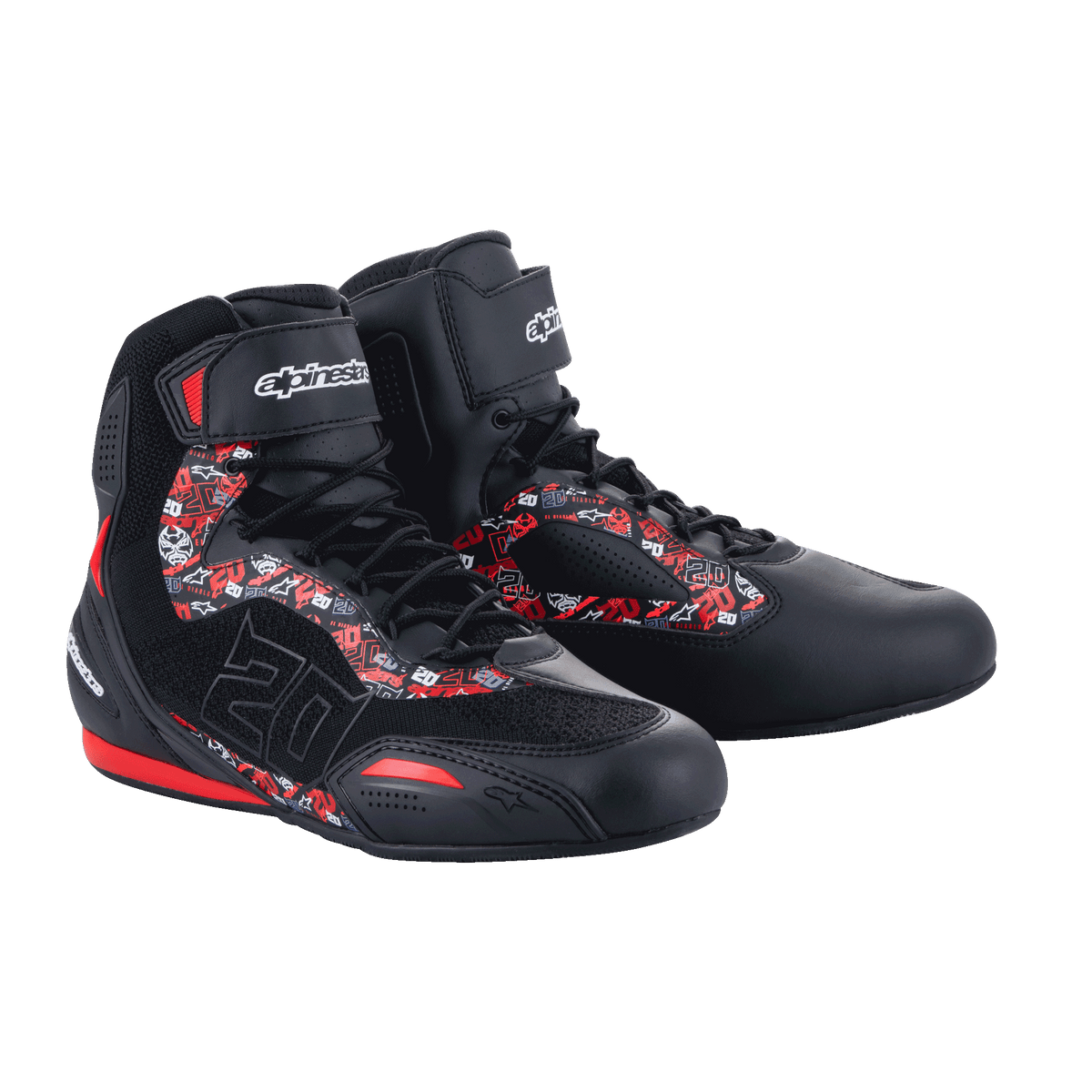 Alpinestars FQ20 Faster-3 Rideknit®-skor, motorcykelskor, svarta och ljusröda, med röda och vita grafiska mönster och Fabio Quartararos nummer 20, konstruktion i stickad mesh och mikrofiber, Alpinestars-logotyp på vristremmen, sportig urban design för vägkörning