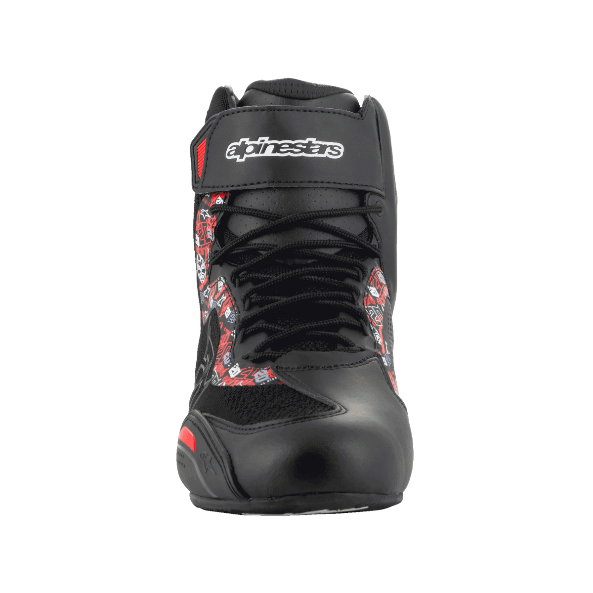 Alpinestars FQ20 Faster-3 Rideknit®-skor, motorcykelskor, svarta och klarröda, vy framifrån med snörning och kardborreband vid ankeln med Alpinestars logotyp, grafiskt tryck på sidorna, slank racinginspirerad profil