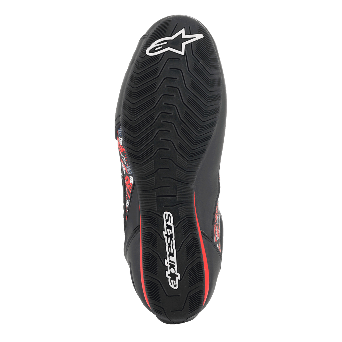Alpinestars FQ20 Faster-3 Rideknit®-skor, undersida av den mönstrade gummisulan, svart med vita Alpinestars-logotyper och röda detaljer, designad för grepp och stabilitet på motorcykelns reglage