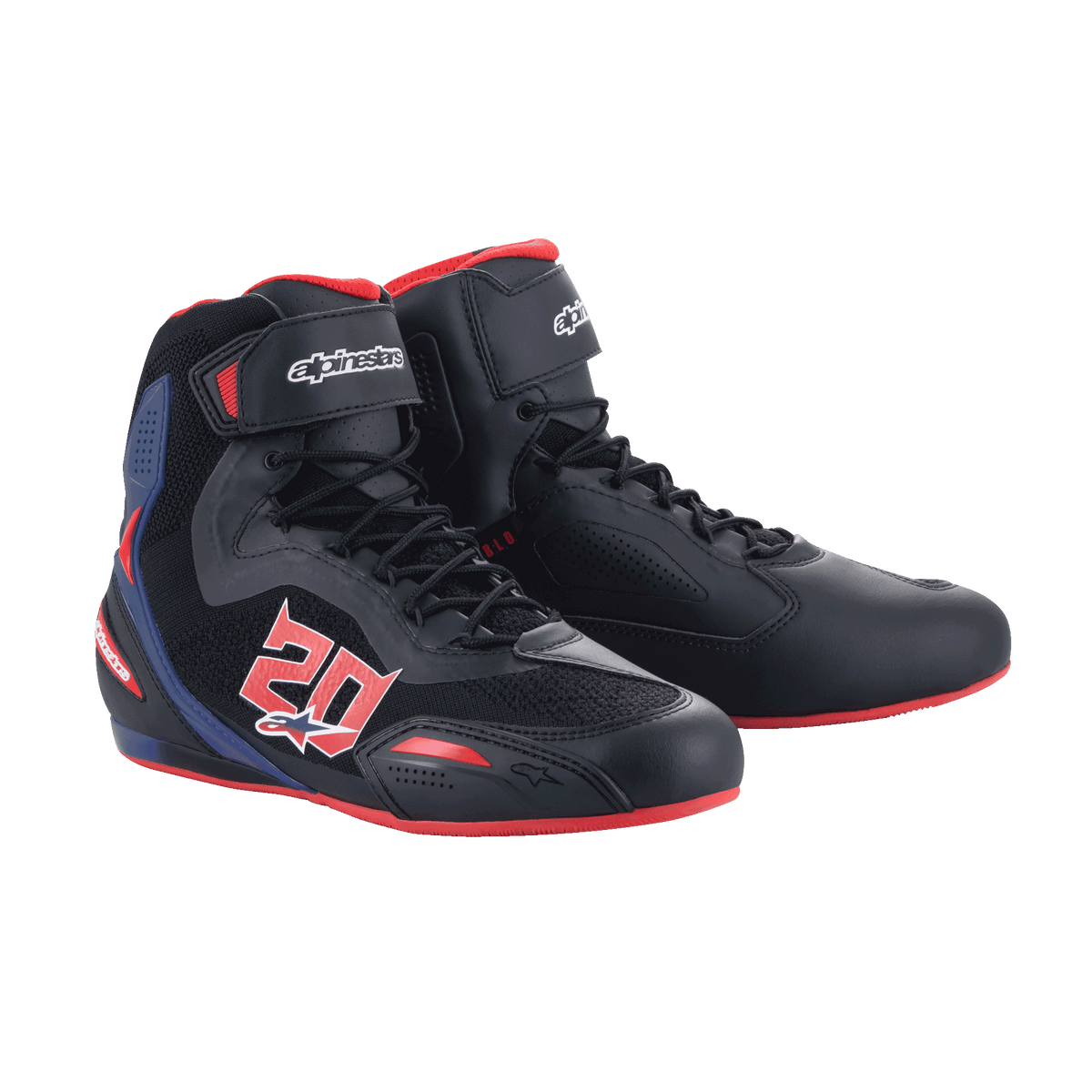 Alpinestars FQ20 Faster-3 Rideknit®-skor, motorcykelskor, svarta med klarröda och blå detaljer, med en framträdande "20"-grafik på sidan, ventilerande Rideknit-meshpaneler, snörning med kardborreband och en sportig racinginspirerad design.