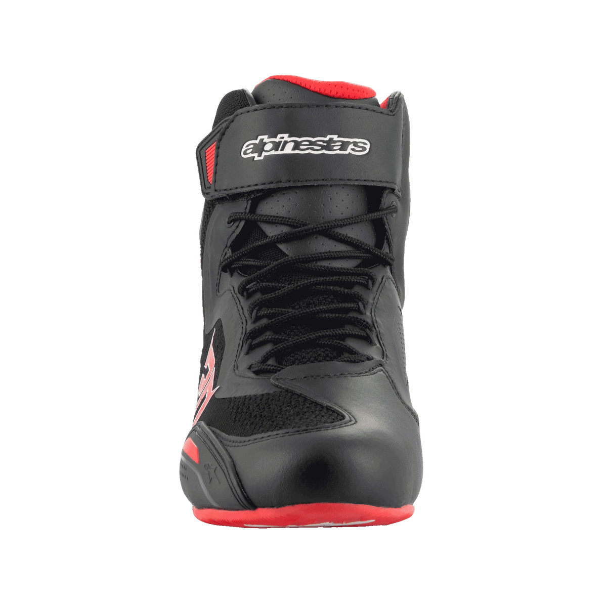 Alpinestars FQ20 Faster-3 Rideknit®-skor, motorcykelskor, svarta och klarröda, vy framifrån som visar snörning och kardborreband upptill med Alpinestars-logotyp, teknisk mikrofiber och ventilerande stickad konstruktion.