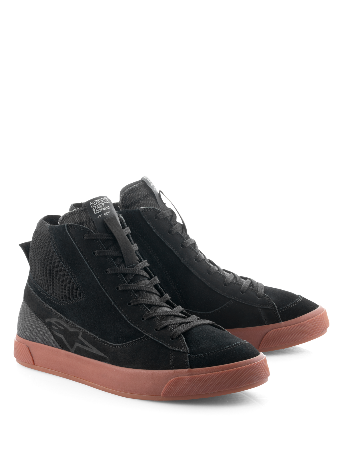 Alpinestars Stated Shoes, urbana mc-skor, svarta med brun gummisula, high-top-siluett med ovandel i svart mocka och canvas, retro skatestilsinspirerad design för gatu- och vägbruk